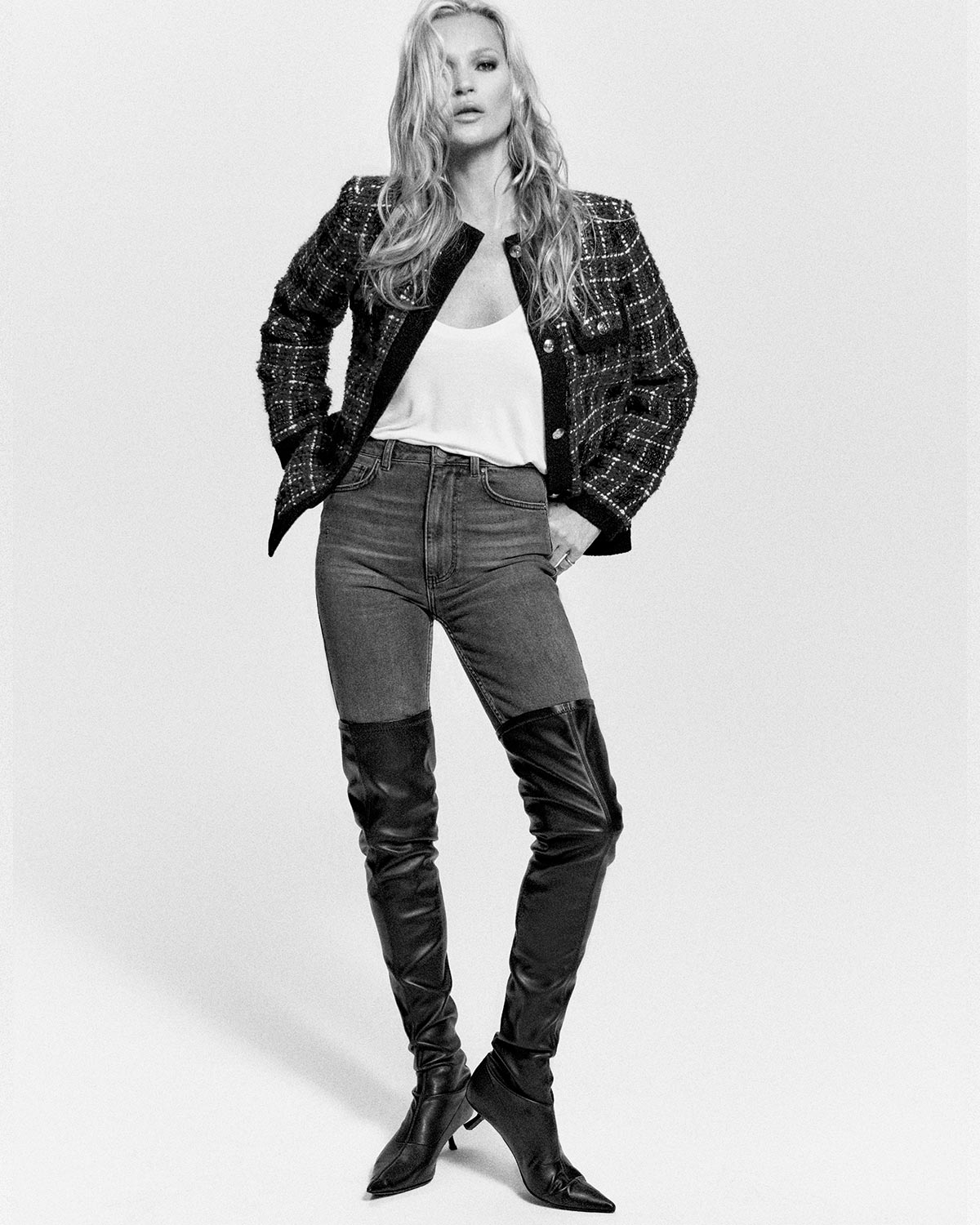 Veste en tweed esprit Chanel Lydia Anine Bing. Photo en noir et blanc. Veste Lydia Anine Bing porté par Kate Moss.
