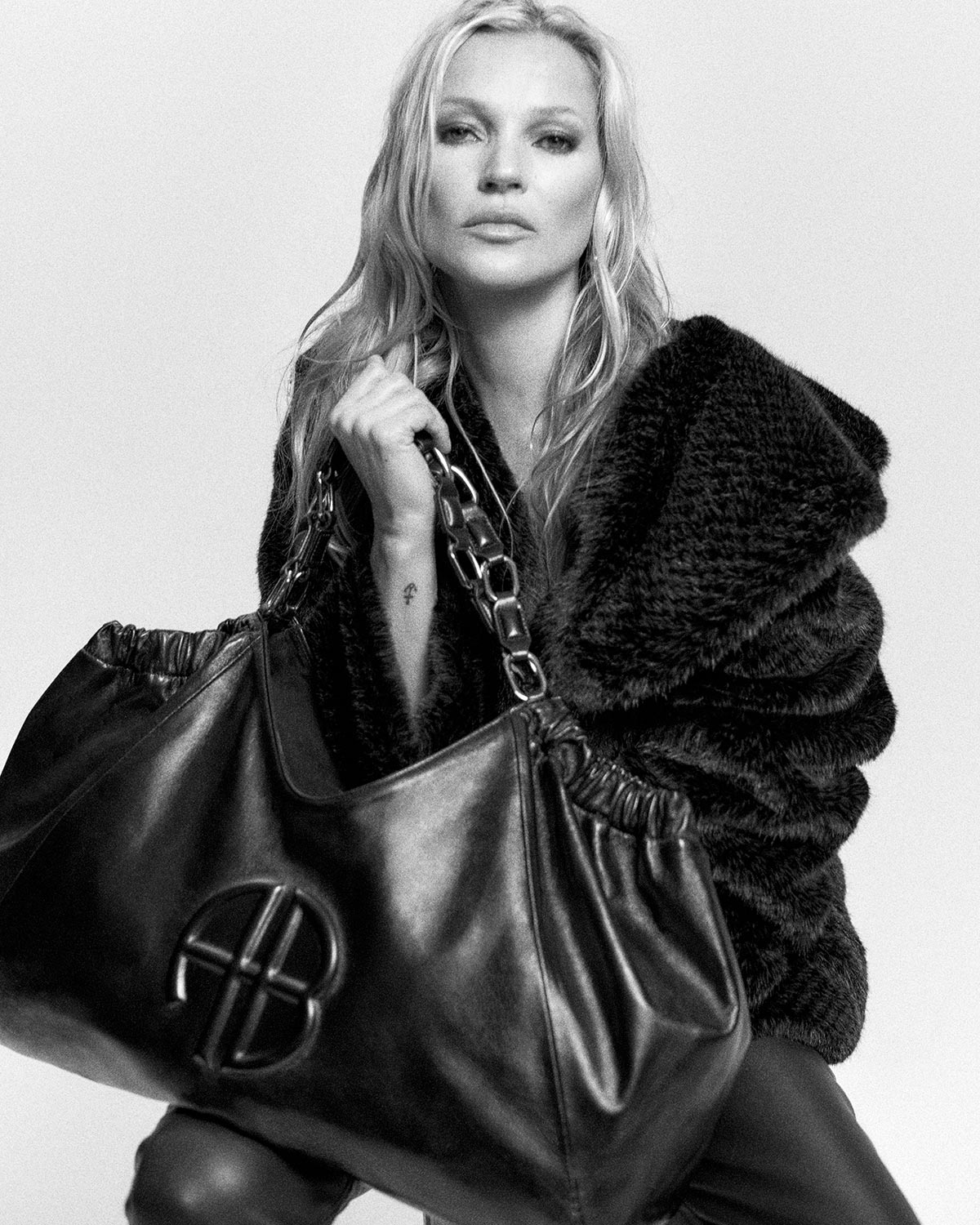 Veste courte en fausse fourrure Hilary Anine Bing porté par Kate Moss. Collaboration Anine Bing x Kate Moss.
