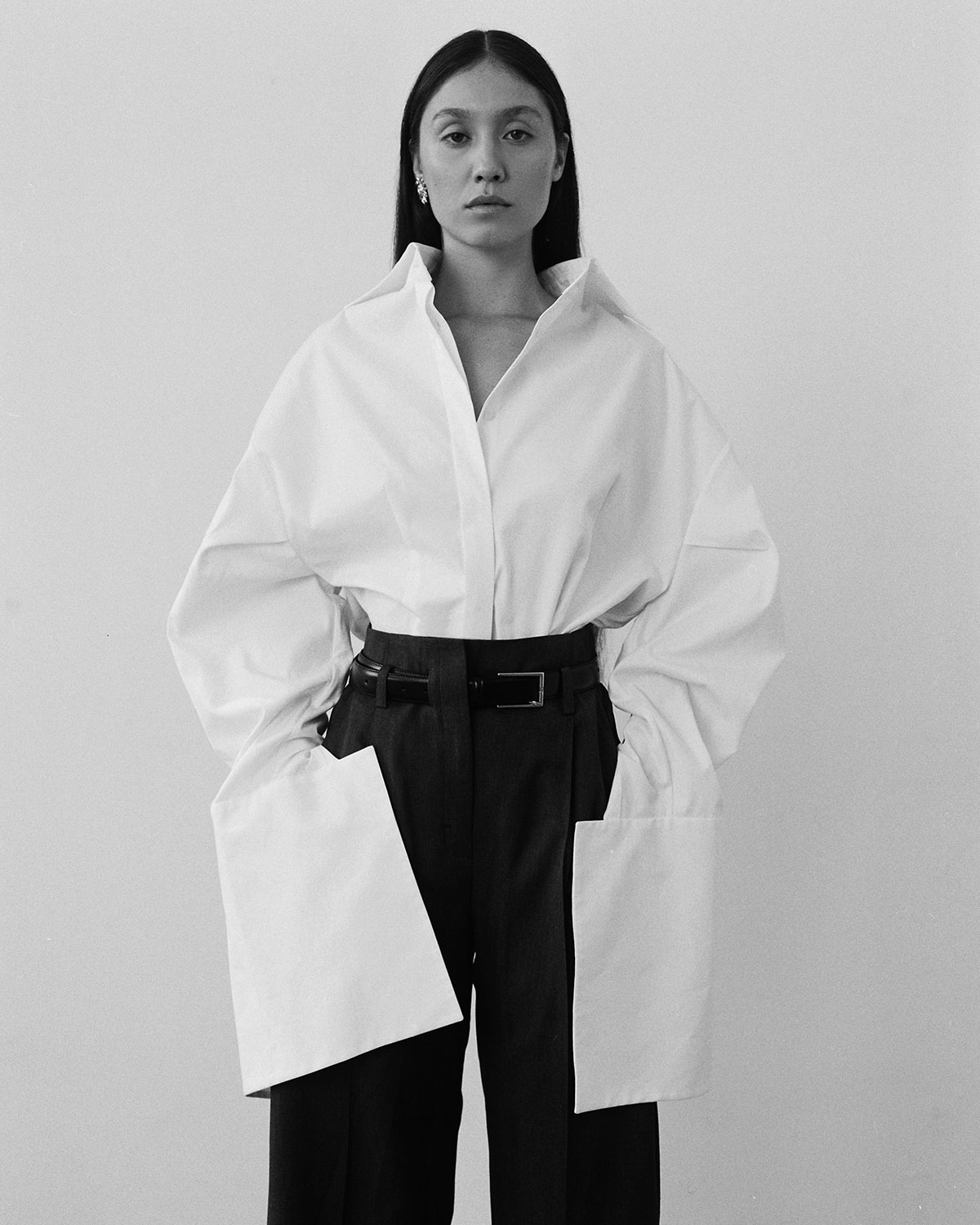 Chemise blanche oversized Edmund Vautrait. Porté face. 
