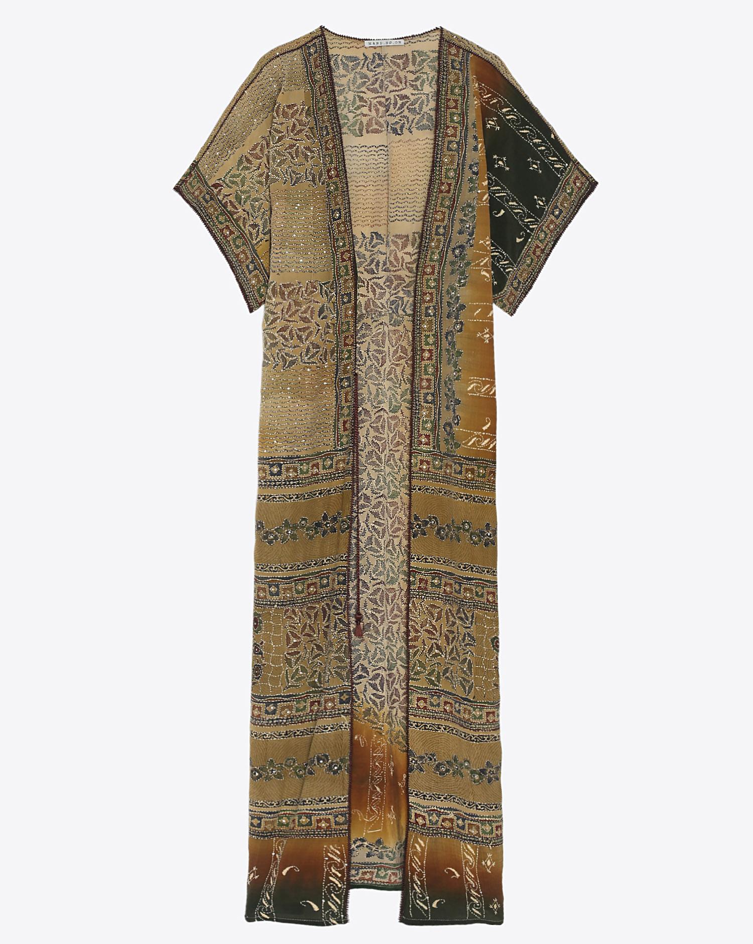 Kimono long Sari vintage re-brodé dans les tons ocre et kaki Hand So On. 