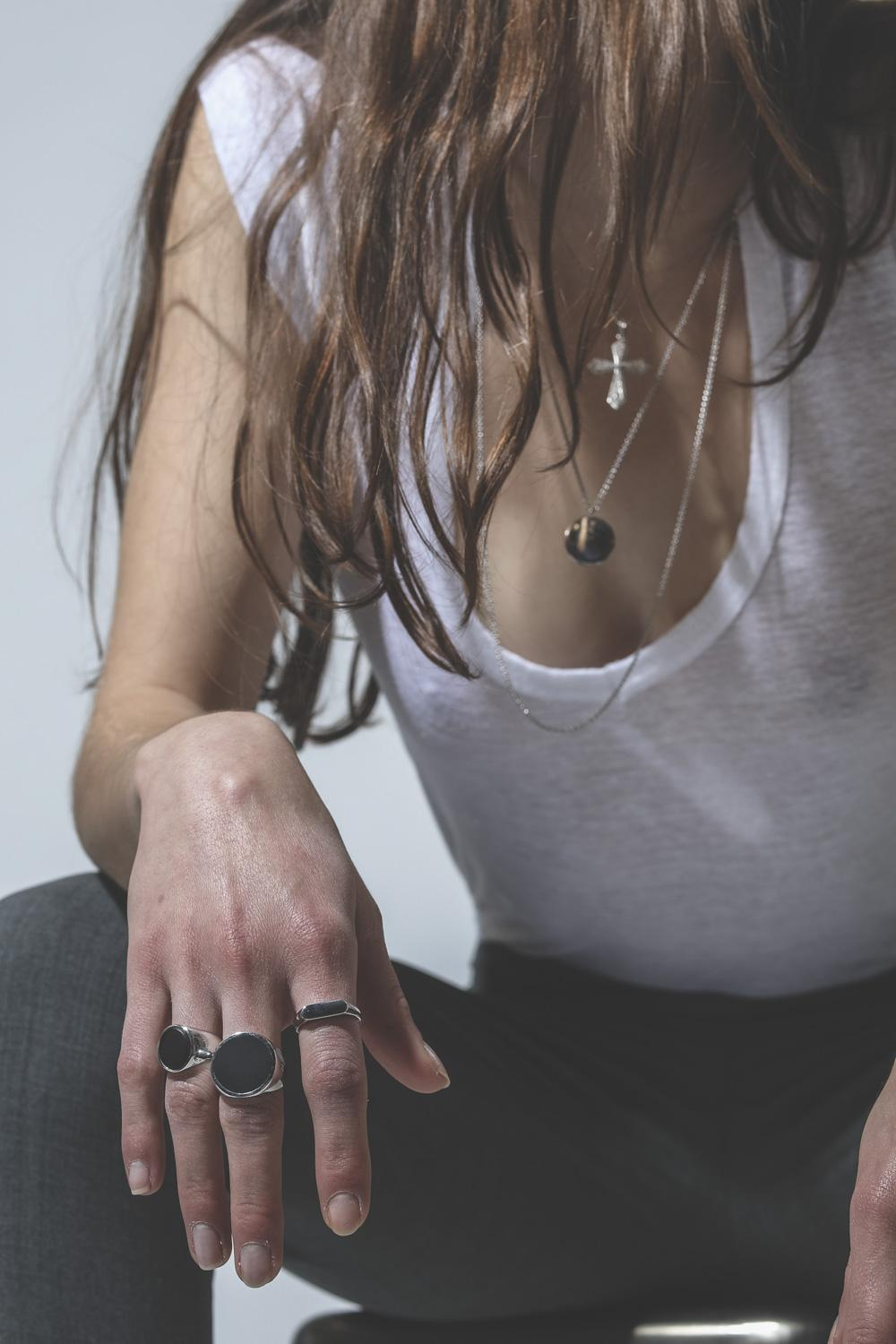 Tom Wood Flush Black Onyx Circle Ring pour Unisexe Tom Wood Flush Black Onyx Circle Ring pour Unisexe