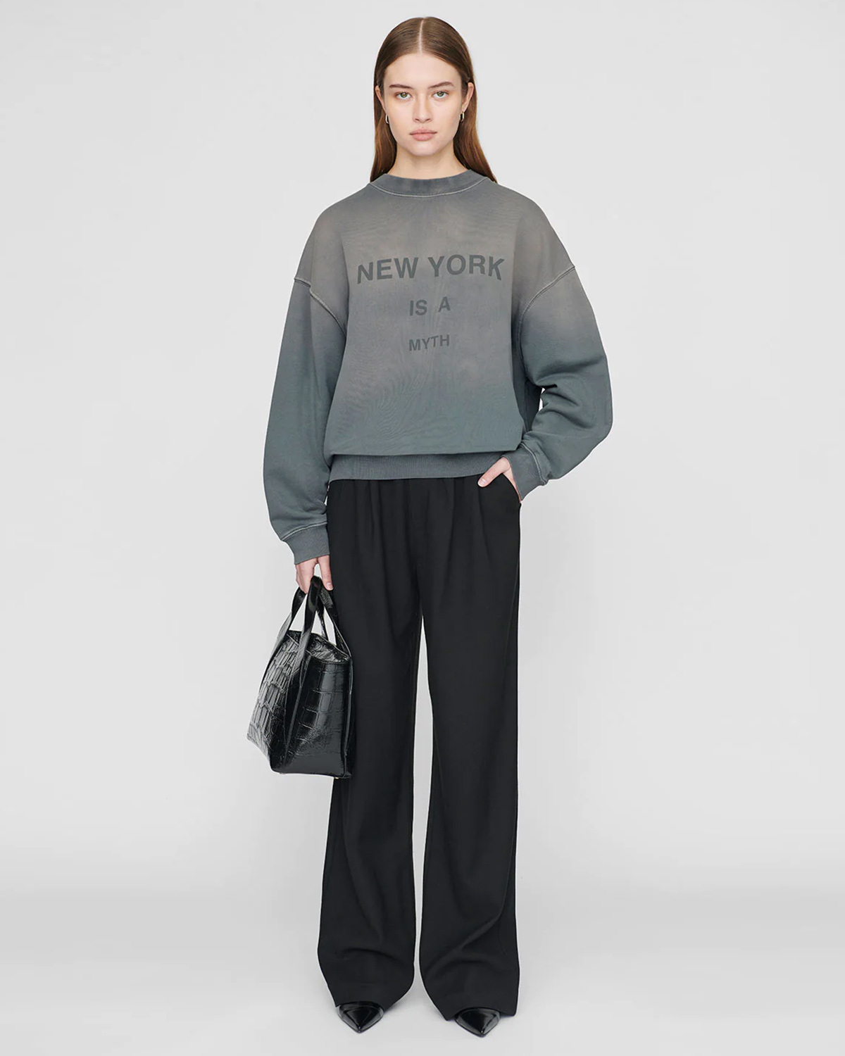 Sweatshirt gris délavé Jaci Myth New York Anine Bing. Porté face. 