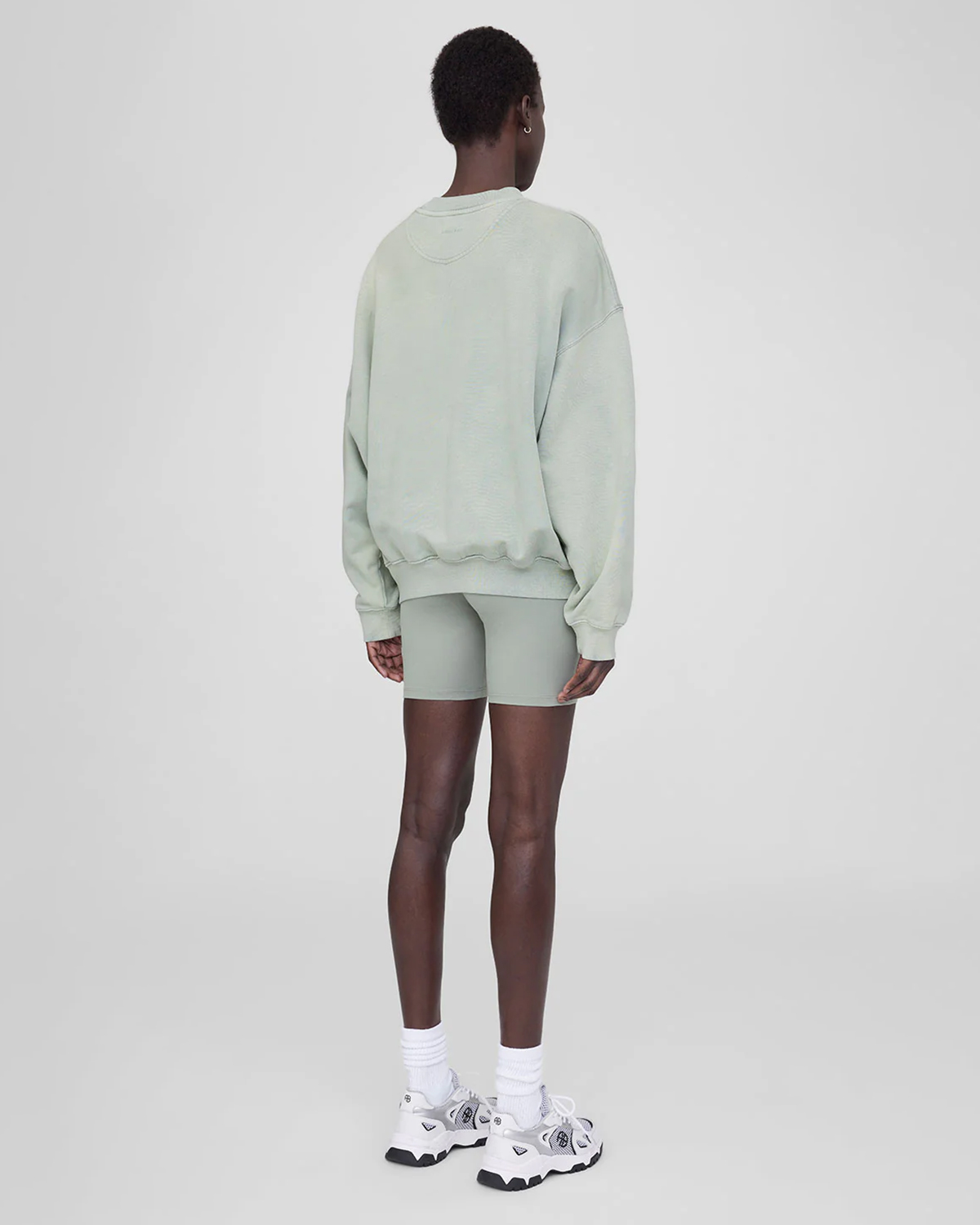 Sweat-shirt oversized Logo New York Jaci vert pâle Anine Bing.  Porté de dos. 