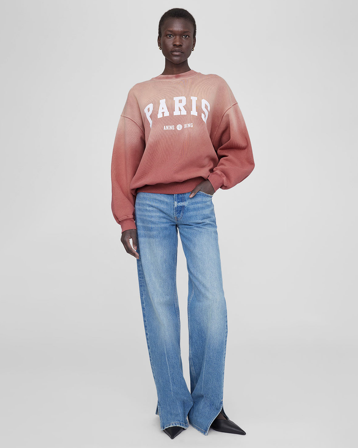 Sweat-shirt oversized rose Logo Paris Jaci Anine Bing. Porté de face. 