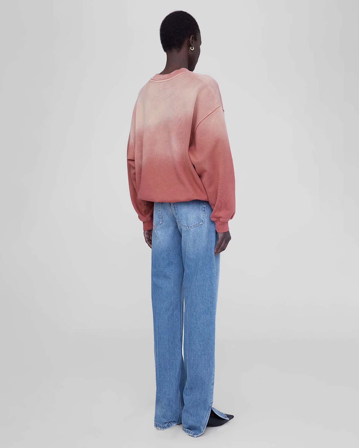Sweat-shirt oversized rose Logo Paris Jaci Anine Bing. Porté de dos.