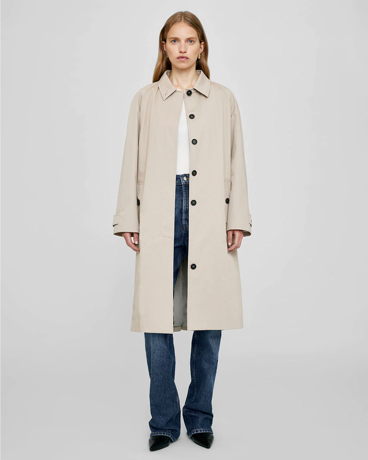 Trench beige Randy Anine Bing. Porté de face.
