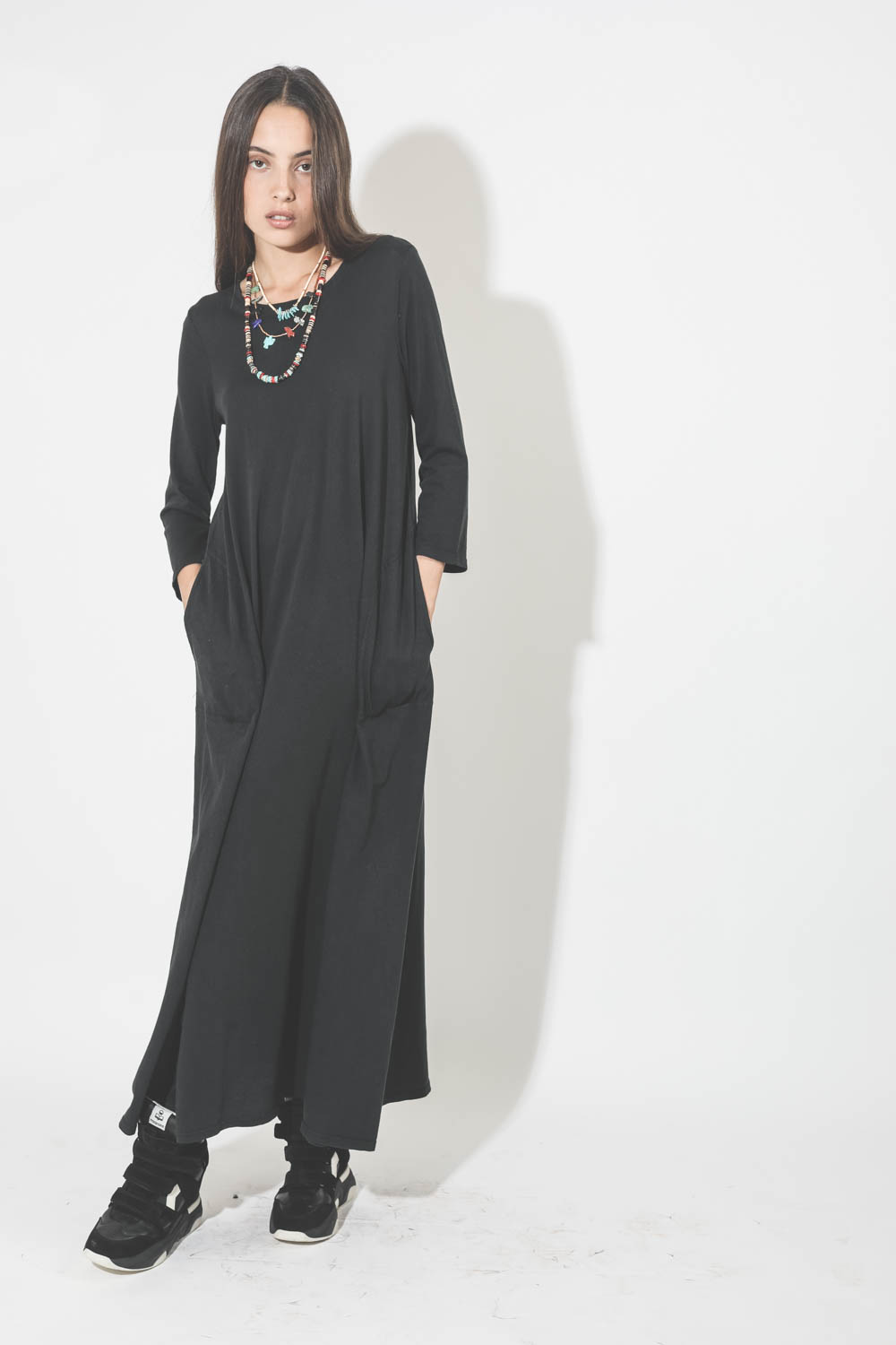 Image du produit Raquel Allegra Pré-Collection Drama Maxi Dress - Black  - porté