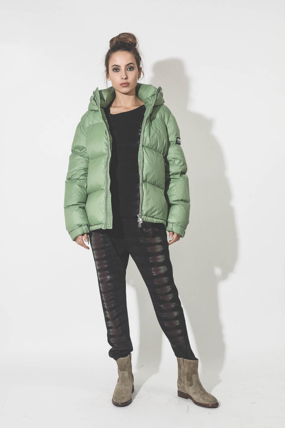 White Space Scott Down Jacket Jade Green. Porté ouvert.