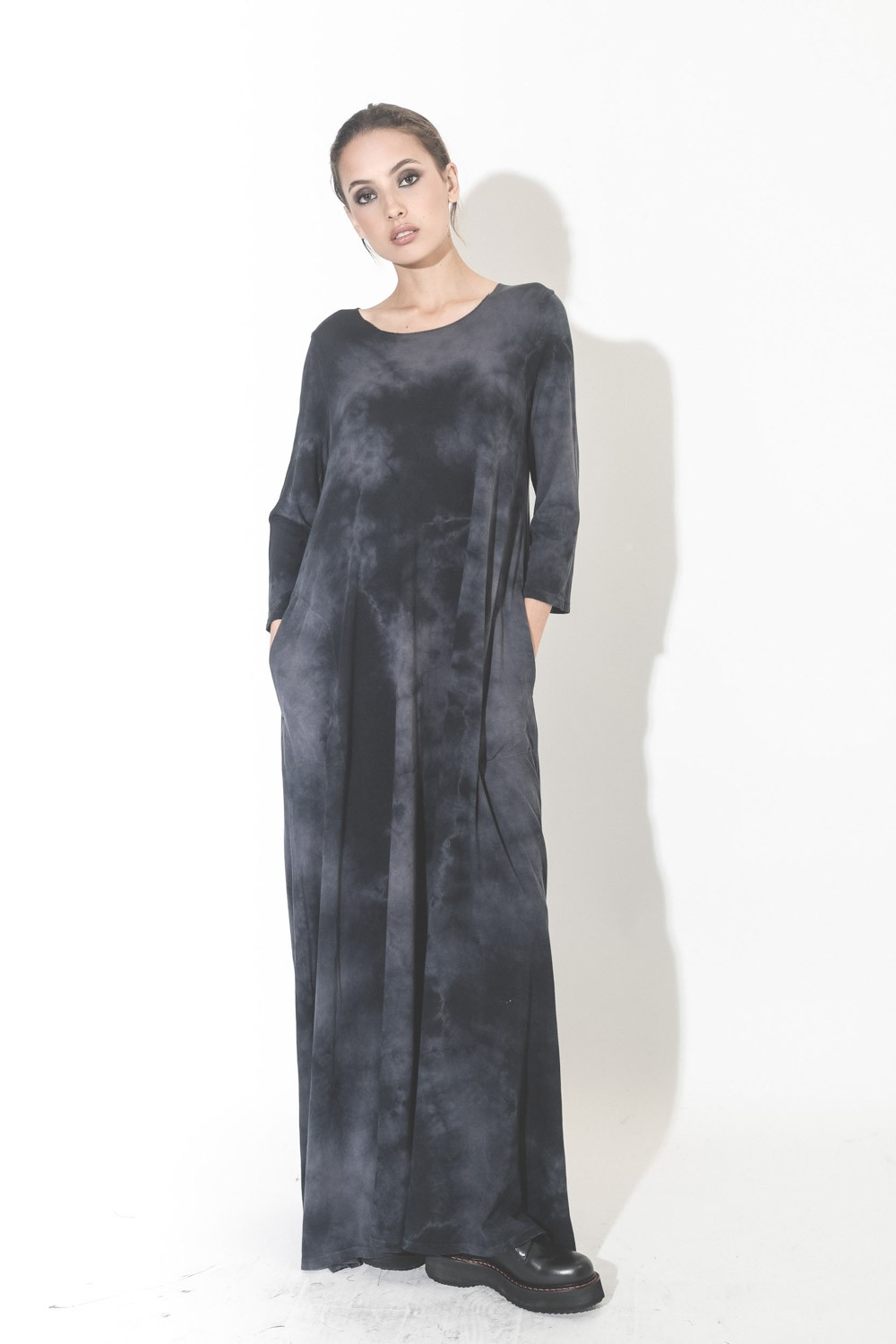 Image du produit Raquel Allegra Pré-Collection Half Sleeve Drama Maxi Dress - Black Tie Dye   - 2