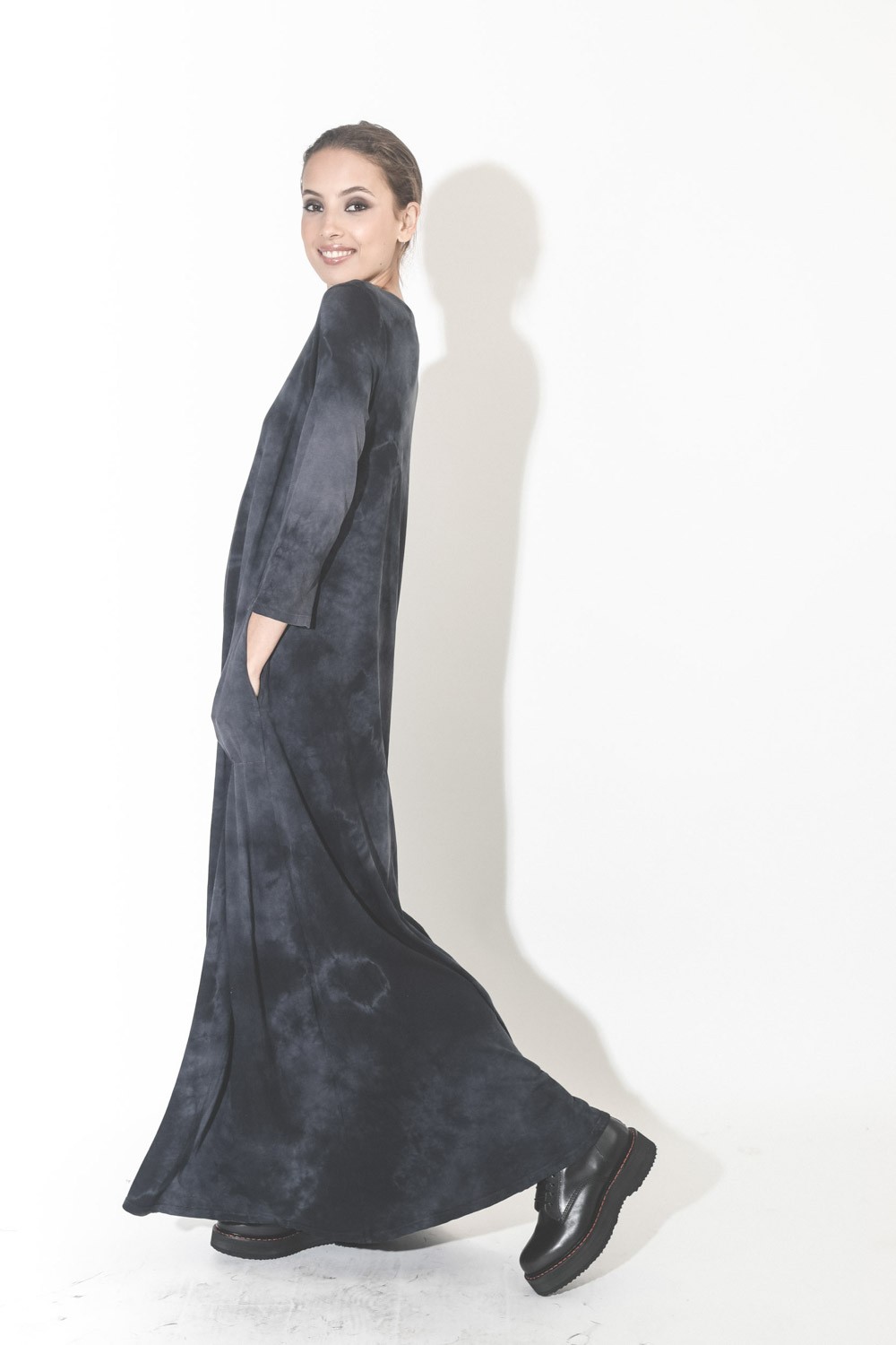 Image du produit Raquel Allegra Pré-Collection Half Sleeve Drama Maxi Dress - Black Tie Dye   - 3