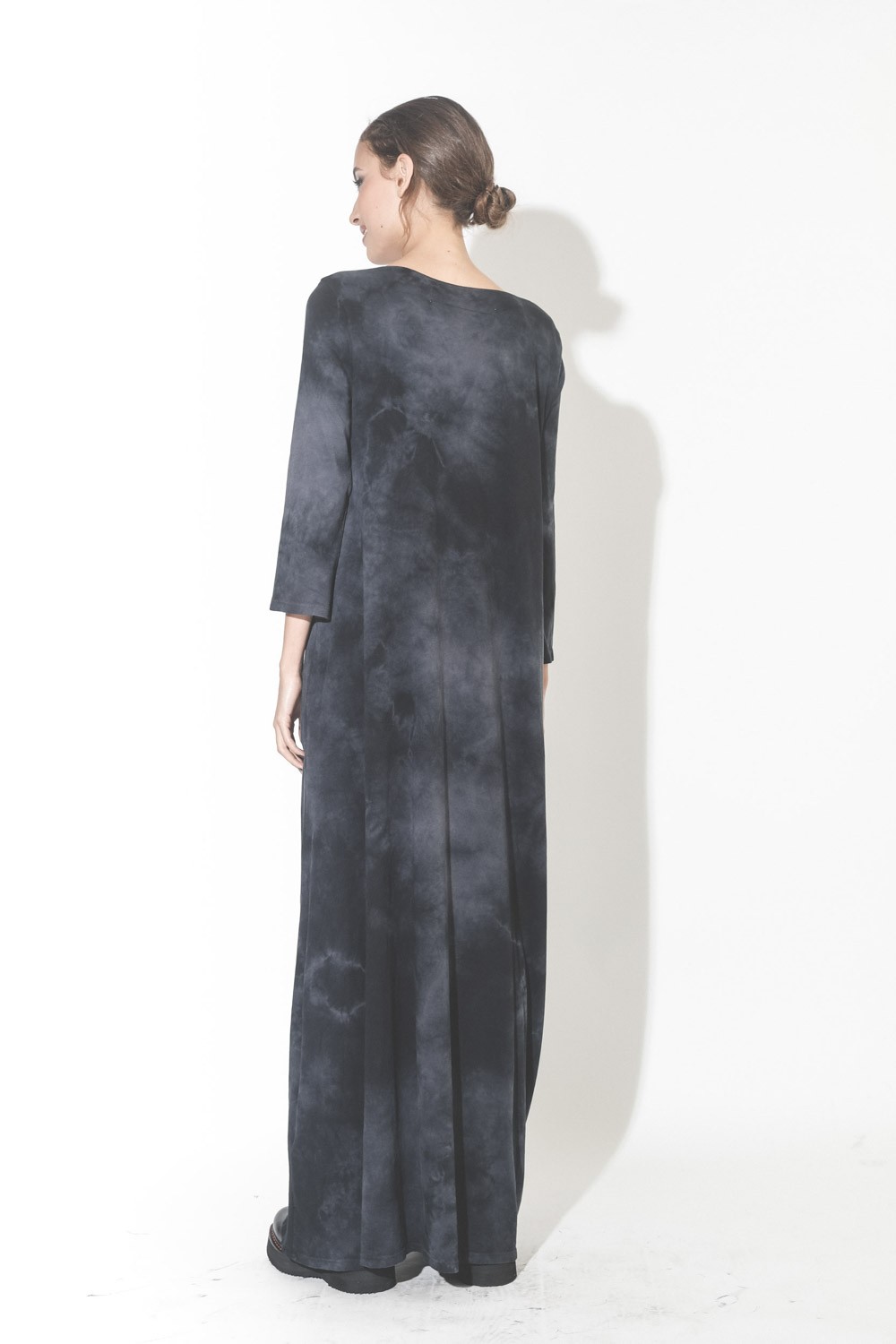 Image du produit Raquel Allegra Pré-Collection Half Sleeve Drama Maxi Dress - Black Tie Dye   - 4
