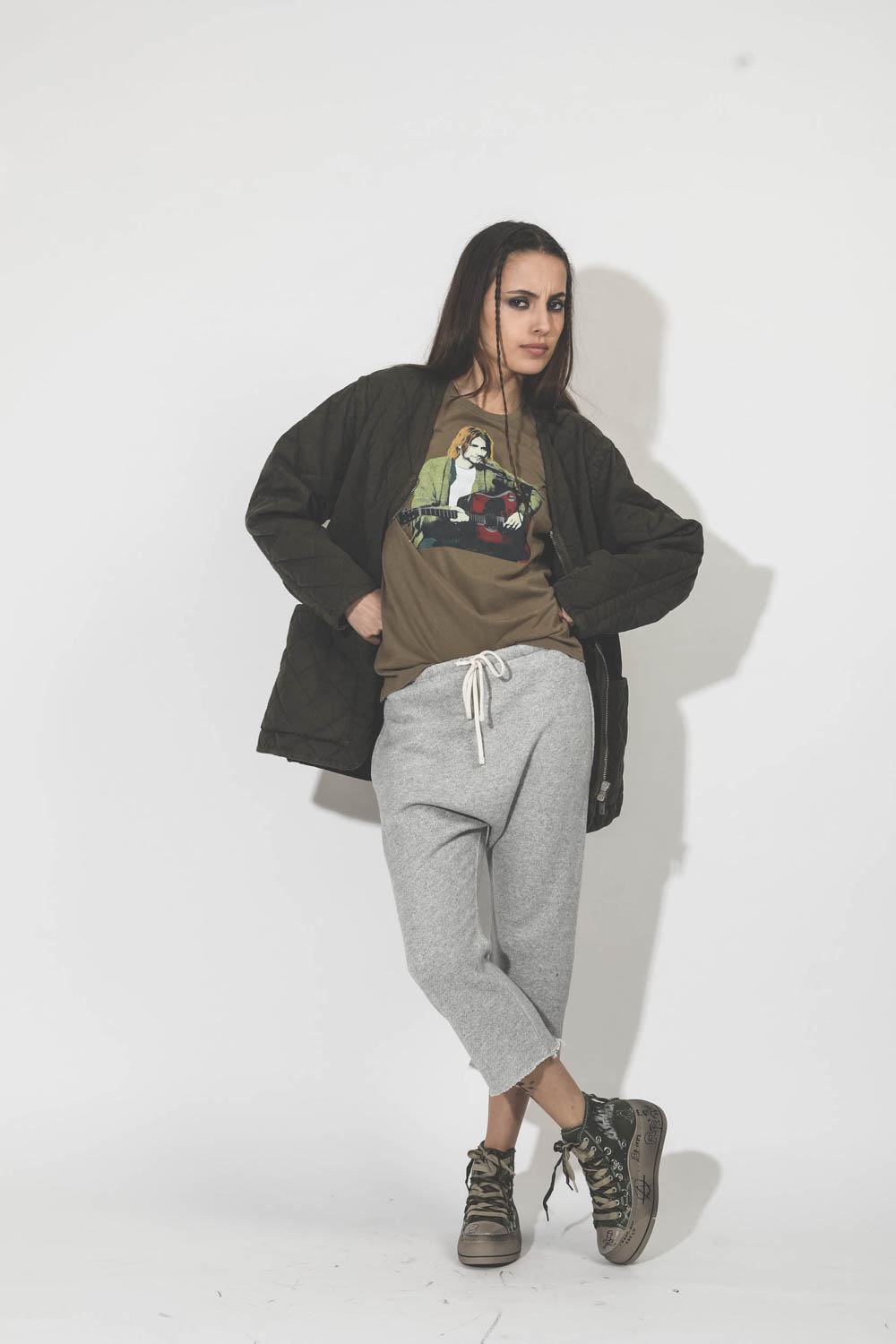 Pantalon en sweat sarouel gris chiné r13. Porté face.