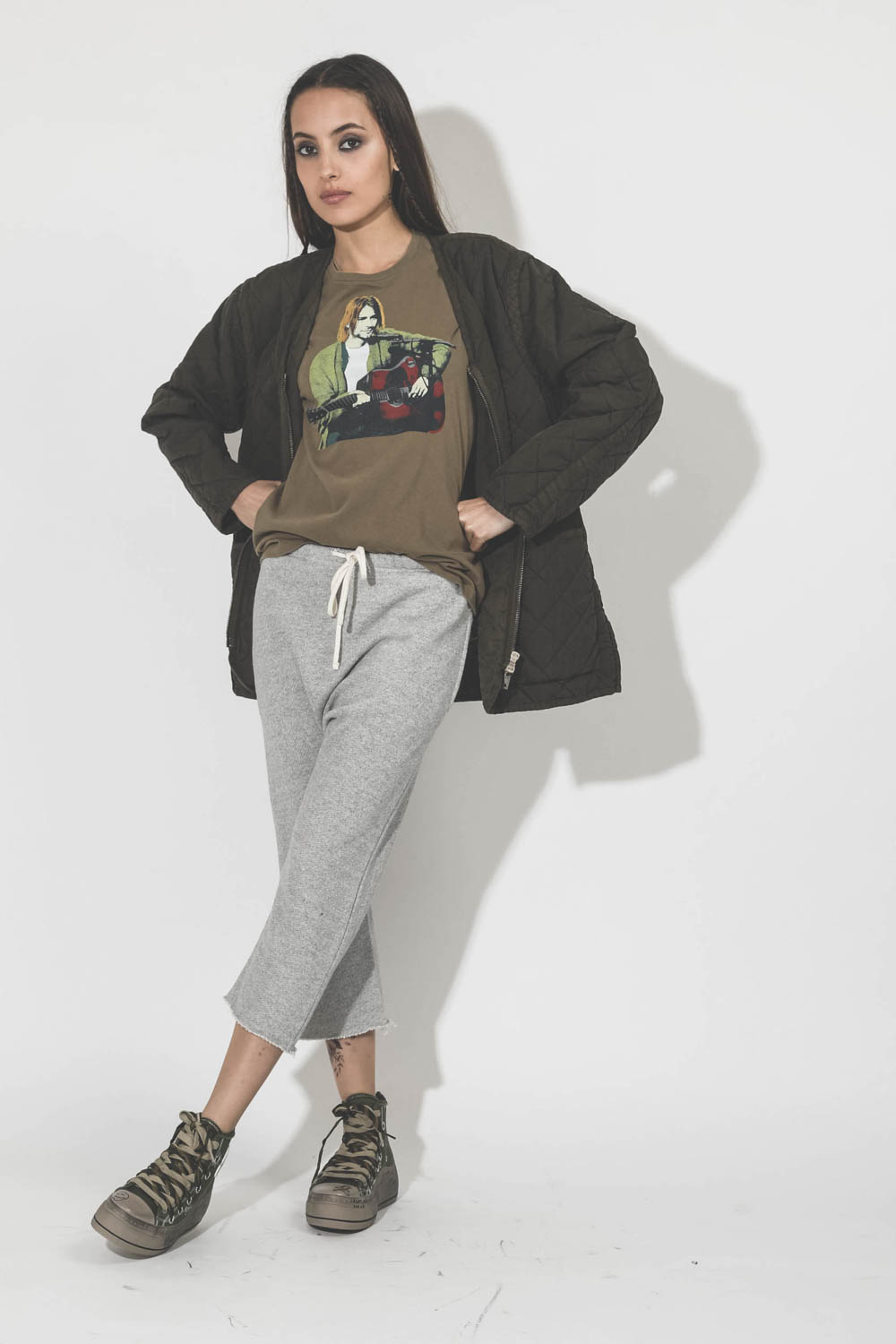 Pantalon en sweat sarouel gris chiné r13. Porté avec une veste.