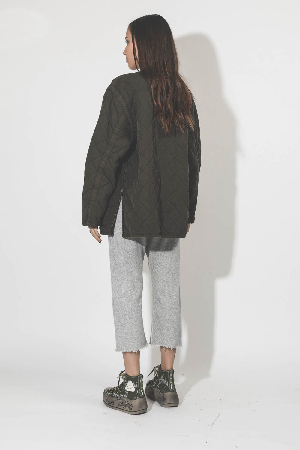 Pantalon en sweat sarouel gris chiné r13. Porté dos. 