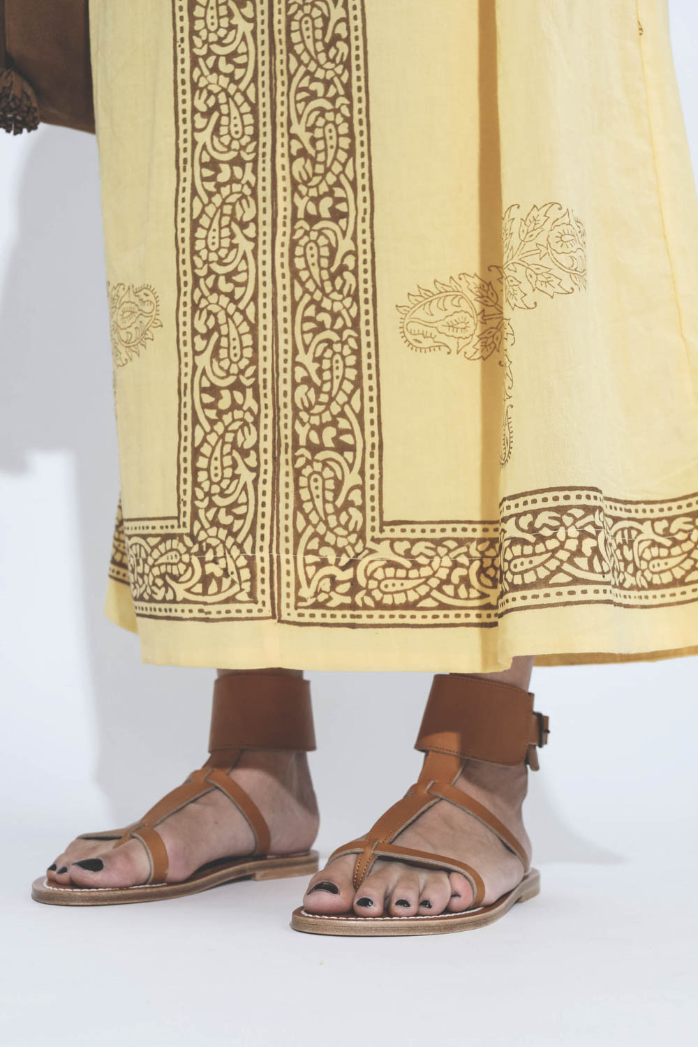 Robe longue manches longues en voile de coton jaune imprimé et brodé Alix of Bohemian. Détail bas. 