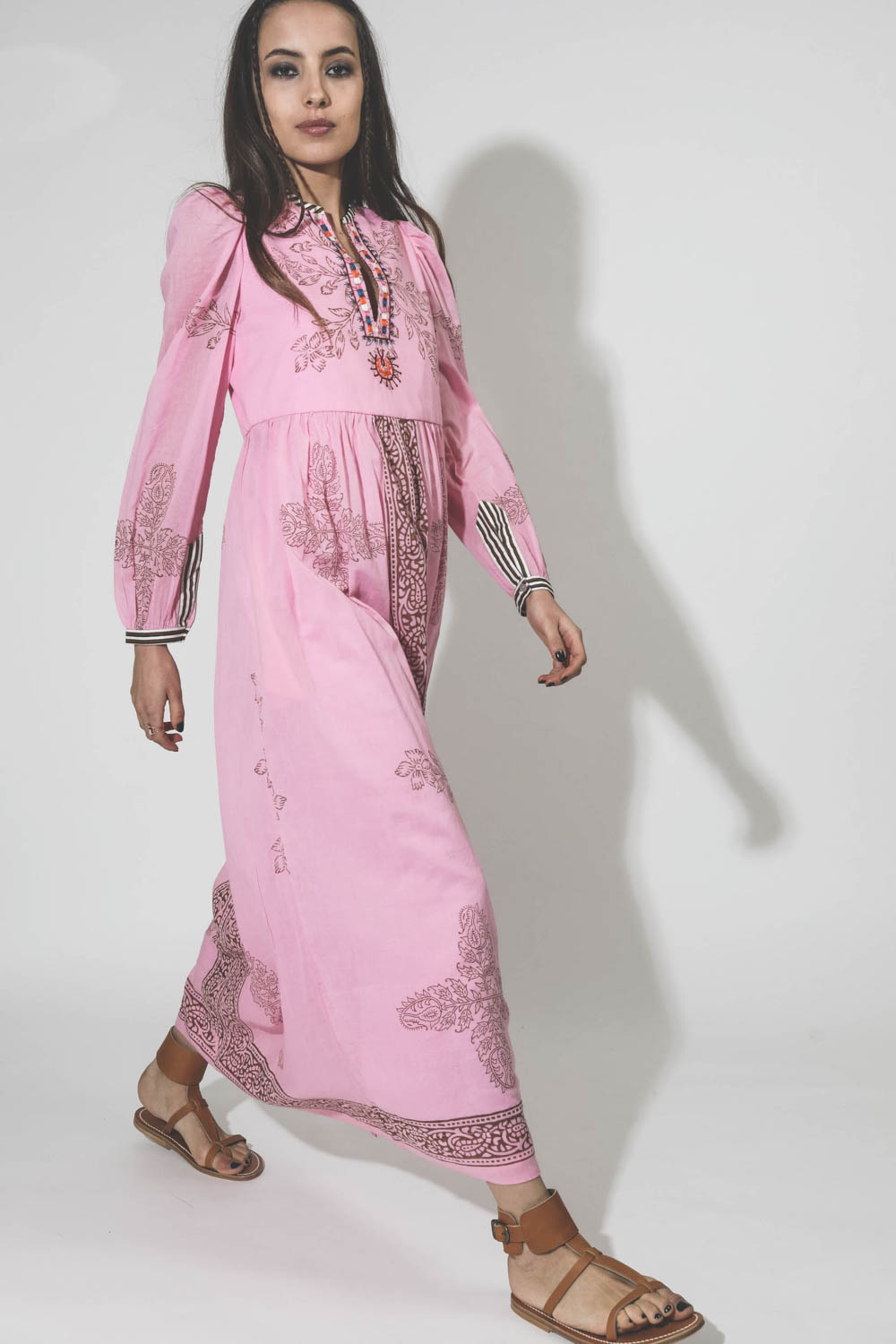 Robe longue manches longues en voile de coton imprimée rose Alix of Bohemian. Porté profil.  