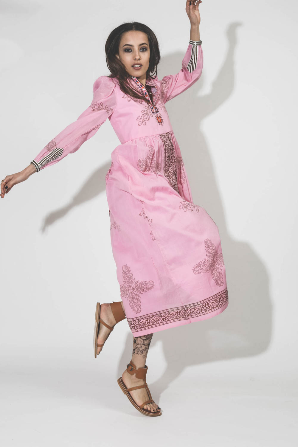 Robe longue manches longues en voile de coton imprimée rose Alix of Bohemian.