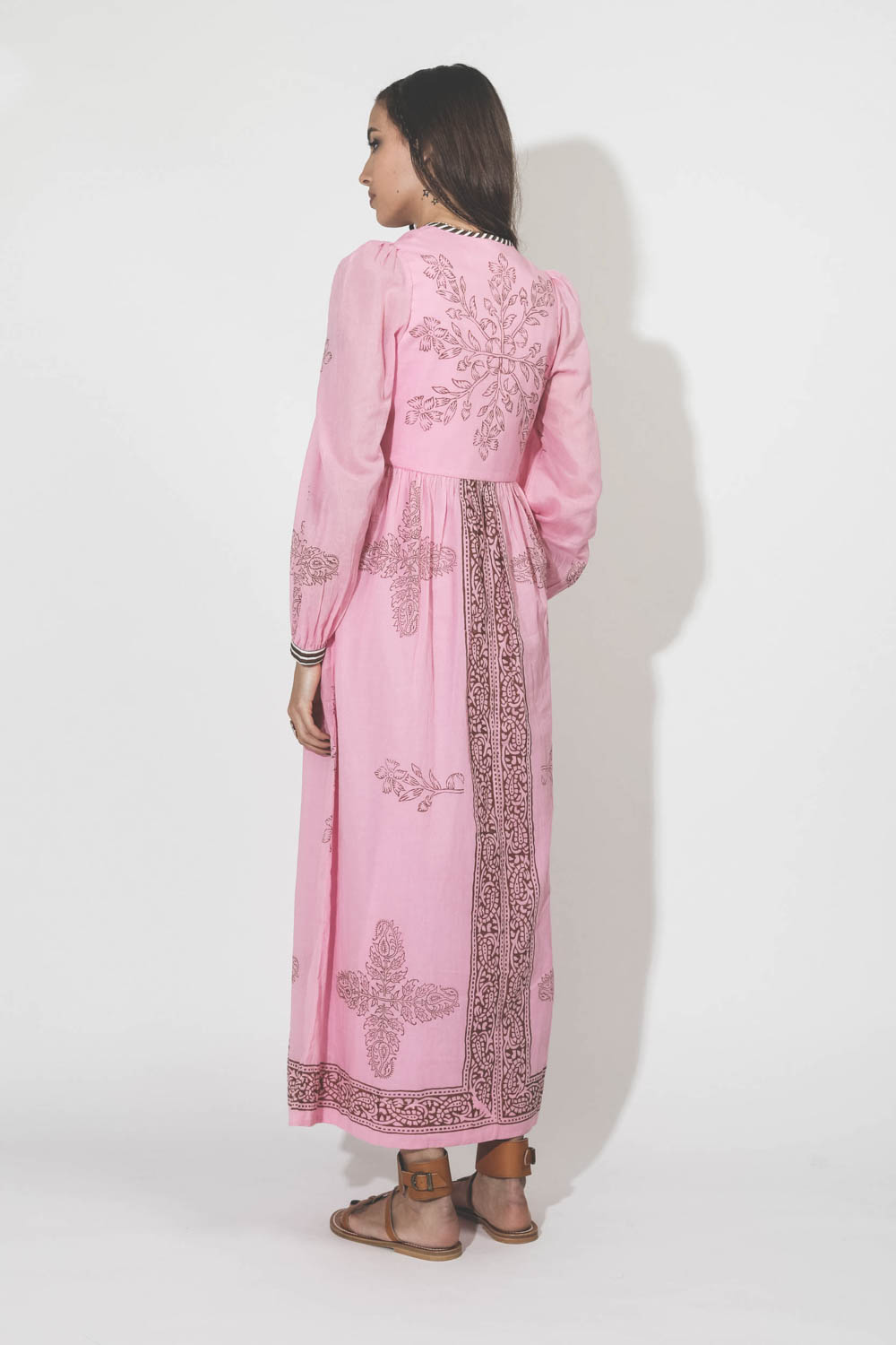 Robe longue manches longues en voile de coton imprimée rose Alix of Bohemian. Porté dos. 