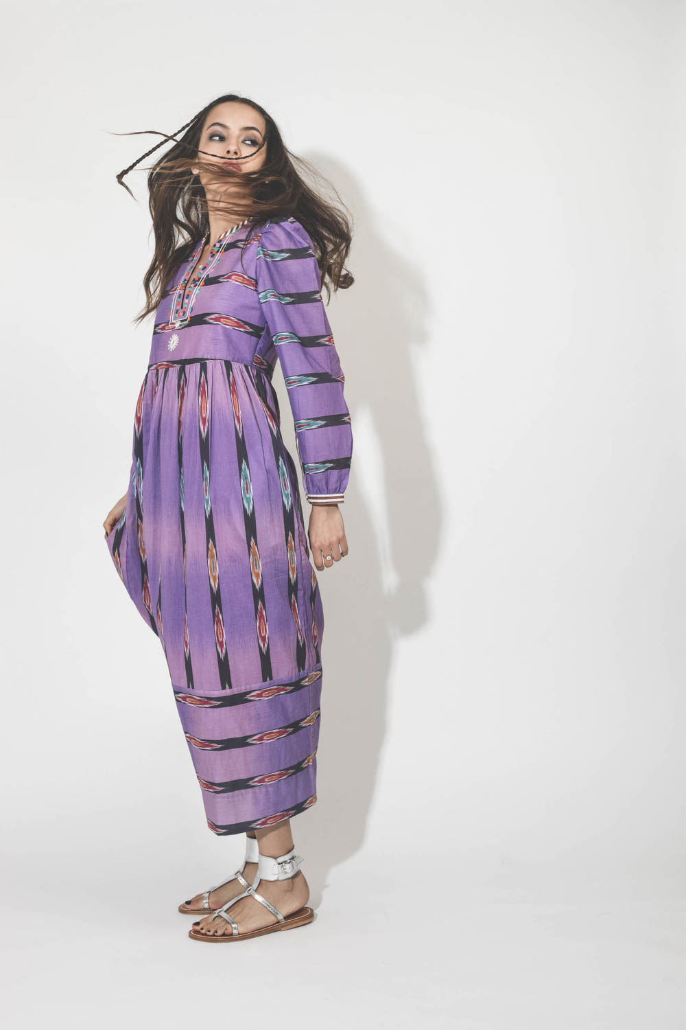 Robe longue manches longues en voile de coton violette imprimée et brodée Alix of Bohemian. Porté profil. 