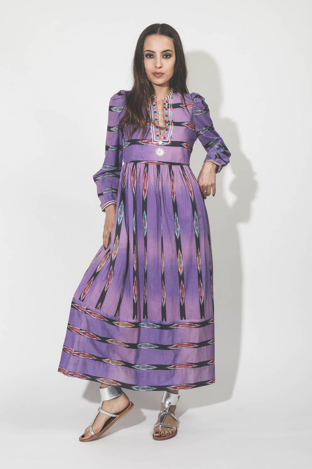 Robe longue manches longues en voile de coton violette imprimée et brodée Alix of Bohemian. Porté face. 