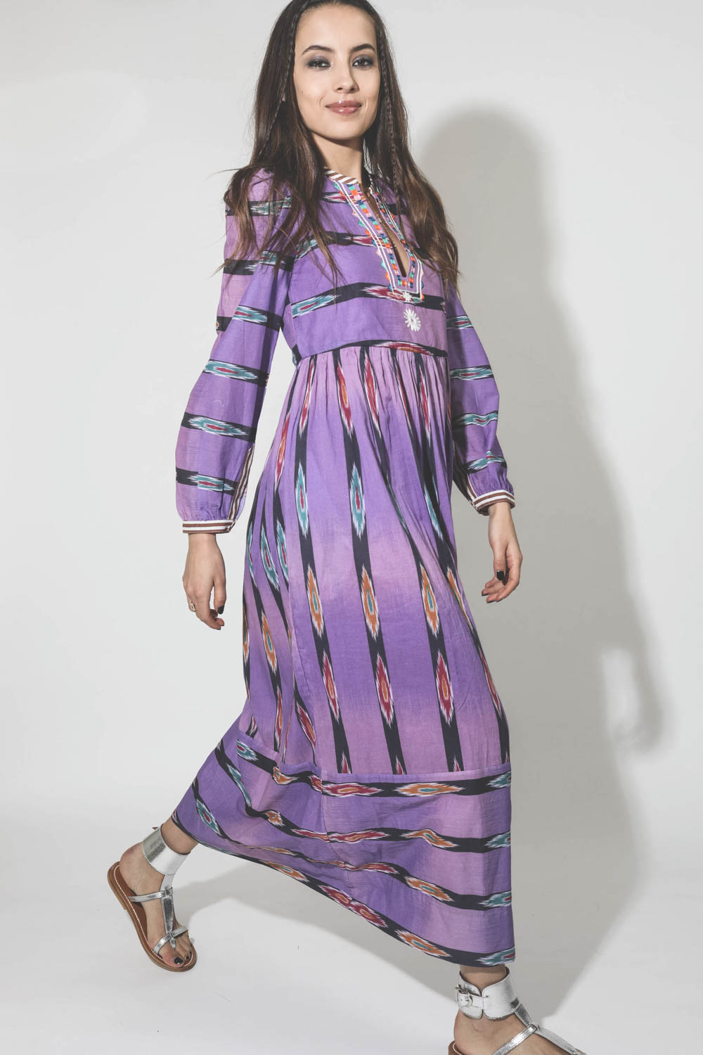 Robe longue manches longues en voile de coton violette imprimée et brodée Alix of Bohemian. Porté avec des sandales.