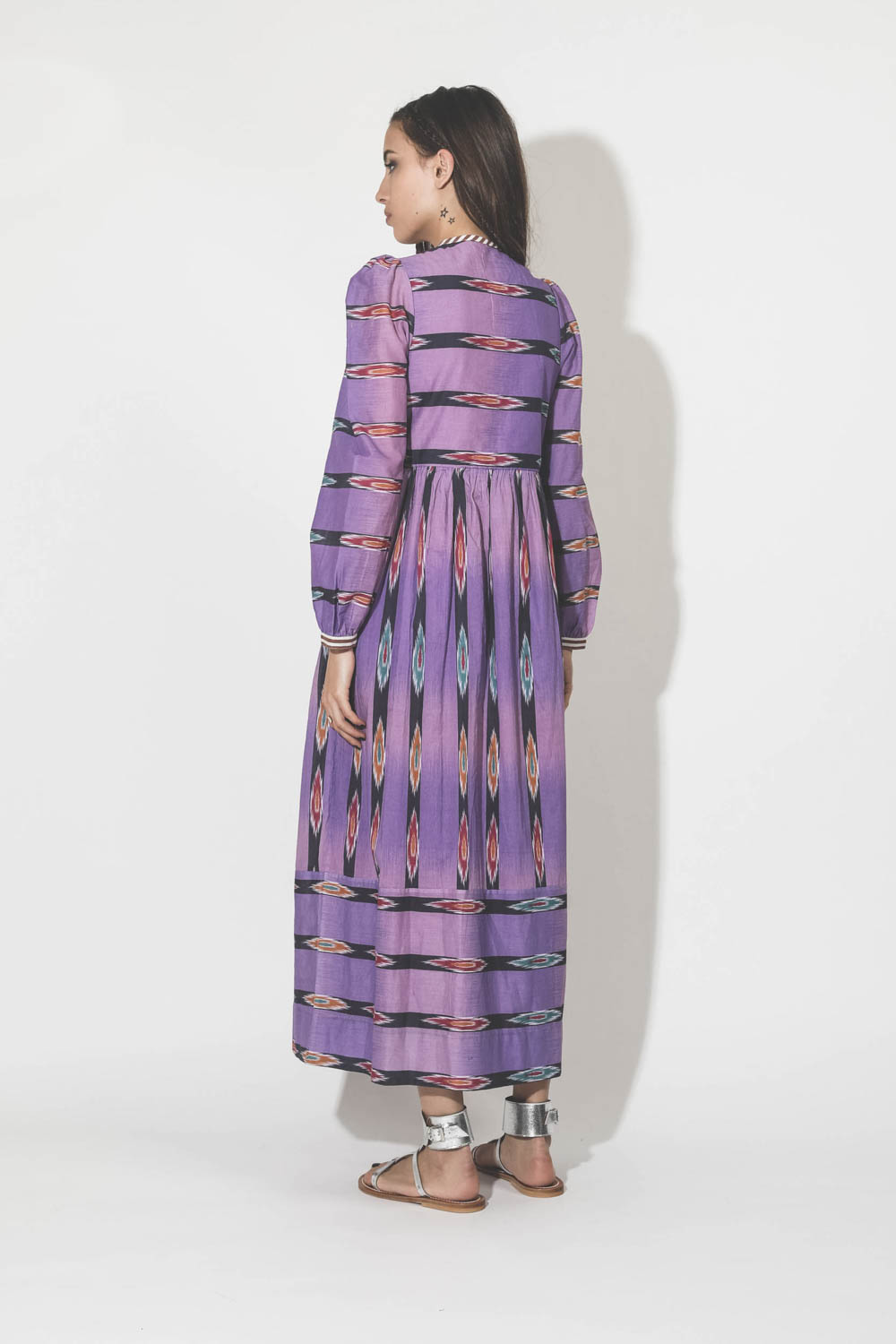Robe longue manches longues en voile de coton violette imprimée et brodée Alix of Bohemian. Porté dos. 