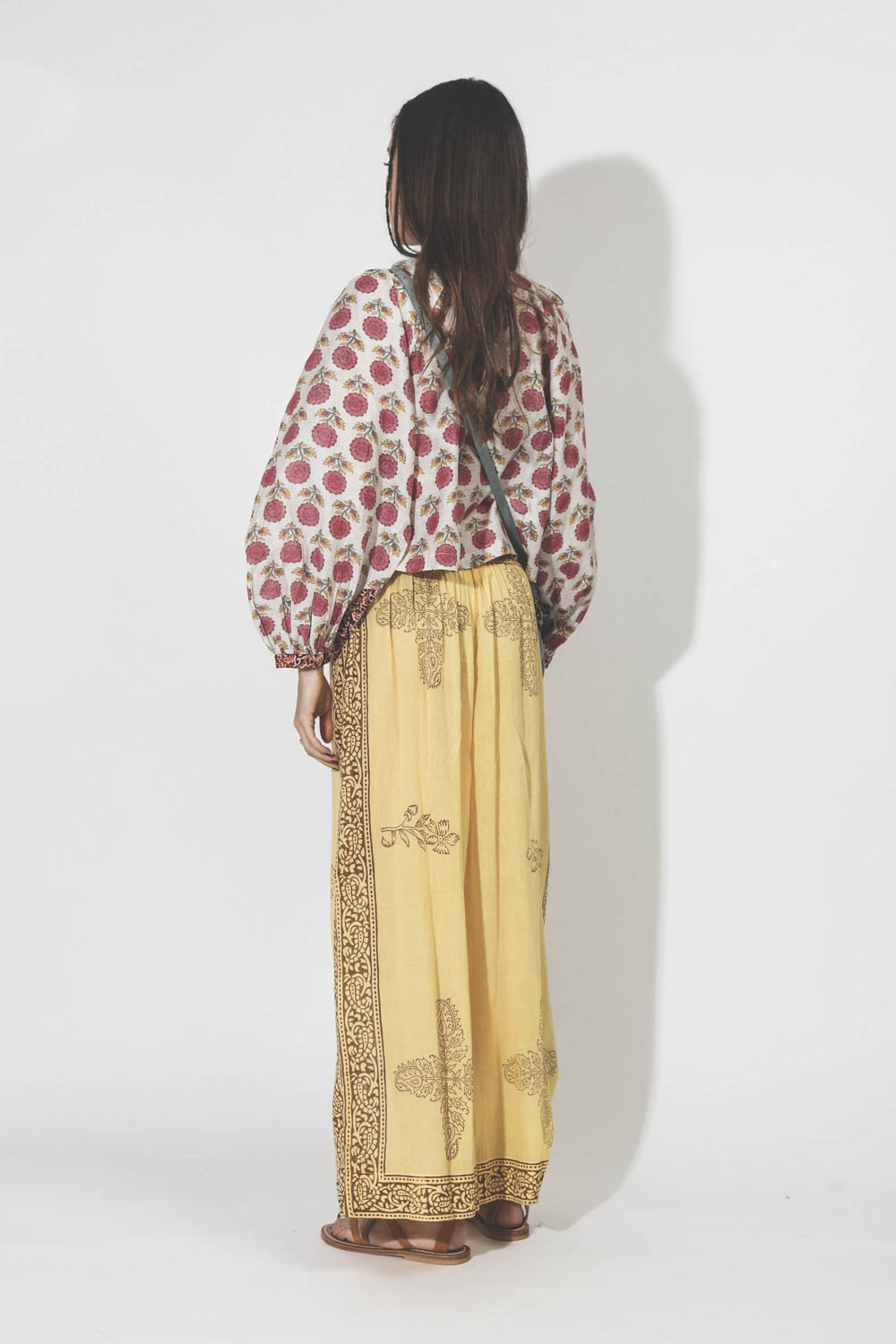 Pantalon en voile de coton imprimé jaune Alix of Bohemian. Porté dos.