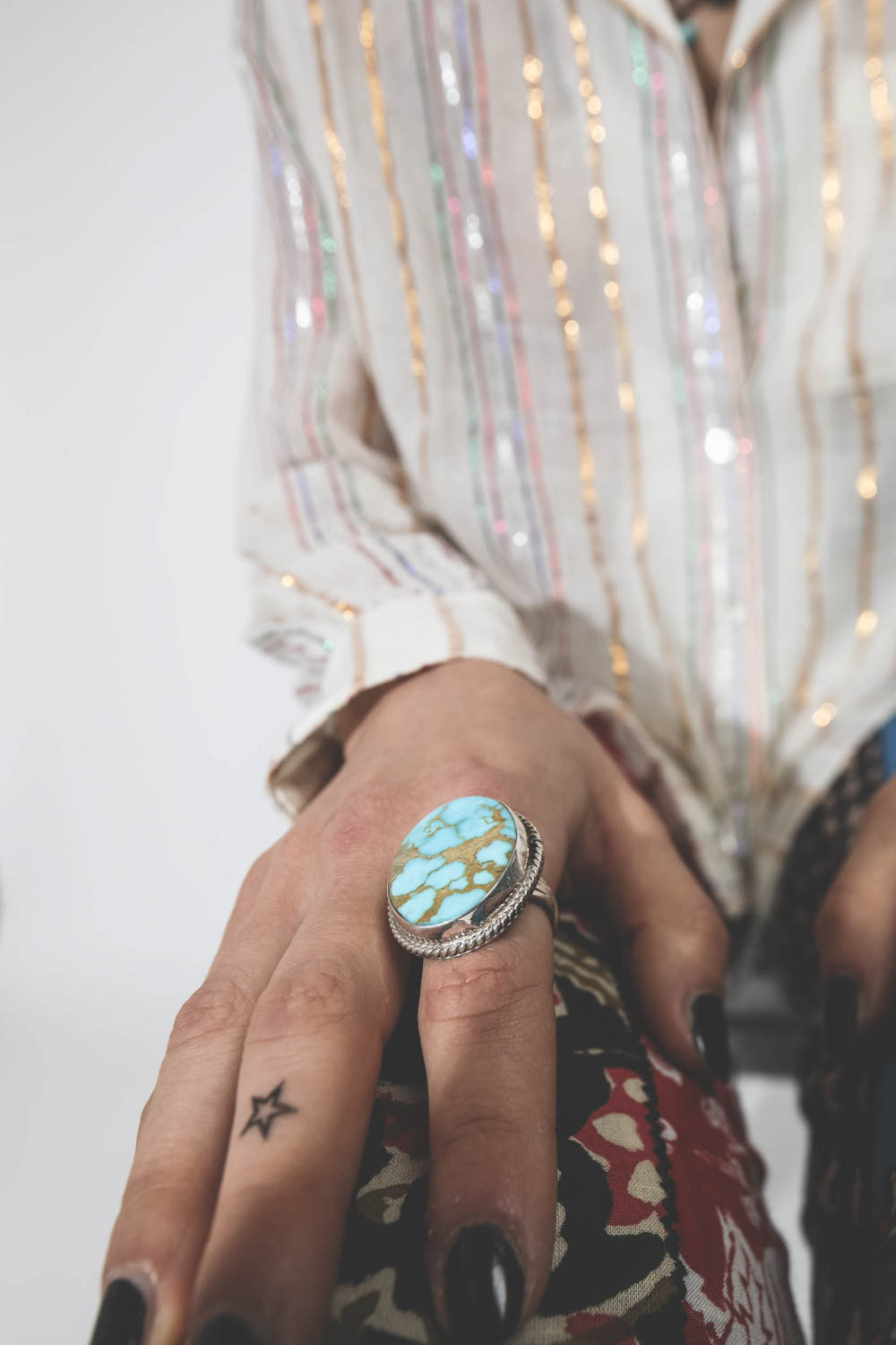 Bague en argent avec une turquoise Kingman brown Harpo Paris.