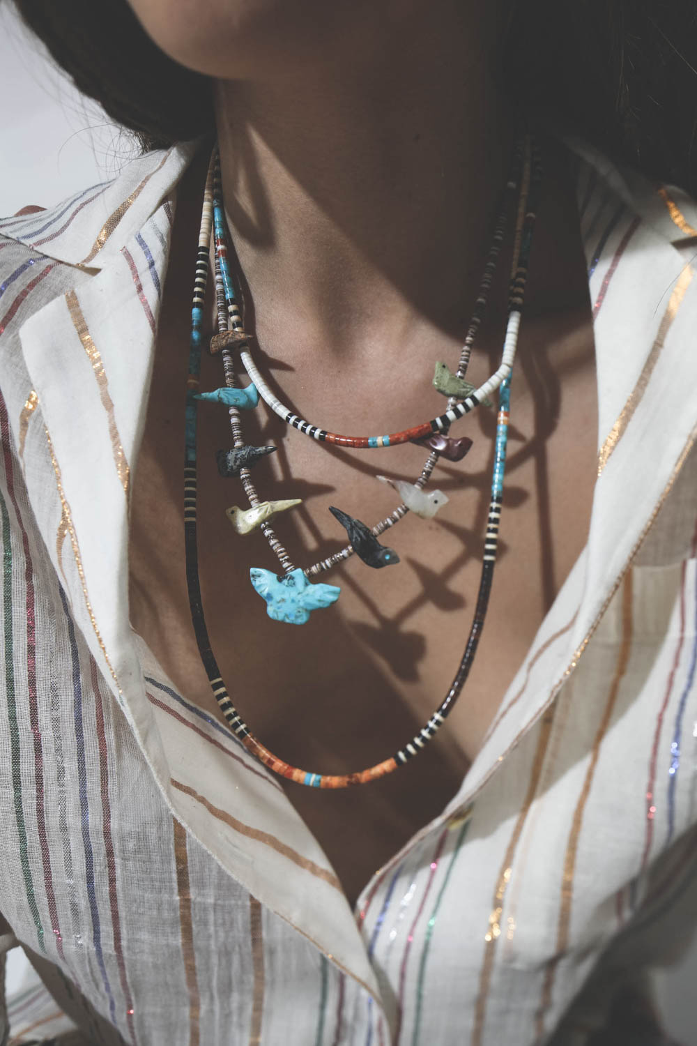 Collier Harpo Paris en turquoise et coquillage à porter avec une bague turquoise Kingman brown. 