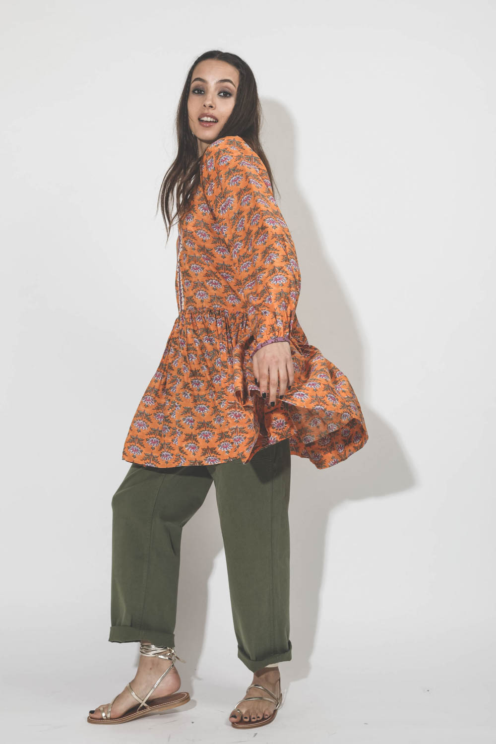 Robe courte manches longues en coton imprimé fleurs orange Sula Alix of Bohemain. Porté profil.