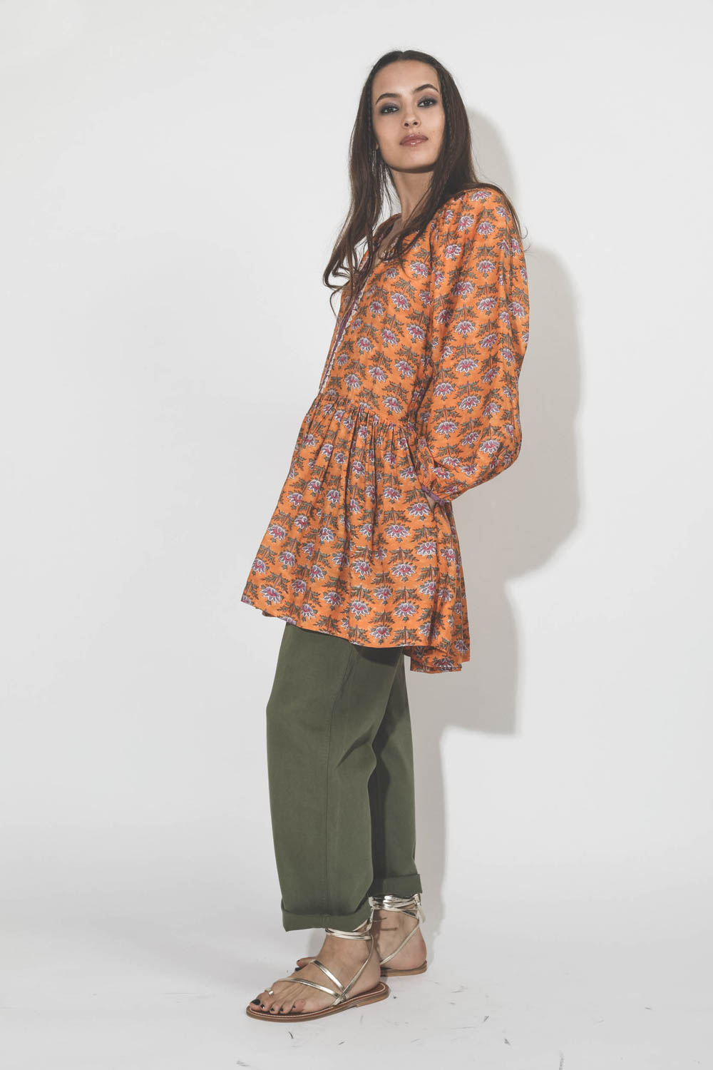 Robe courte manches longues en coton imprimé fleurs orange Sula Alix of Bohemain. 