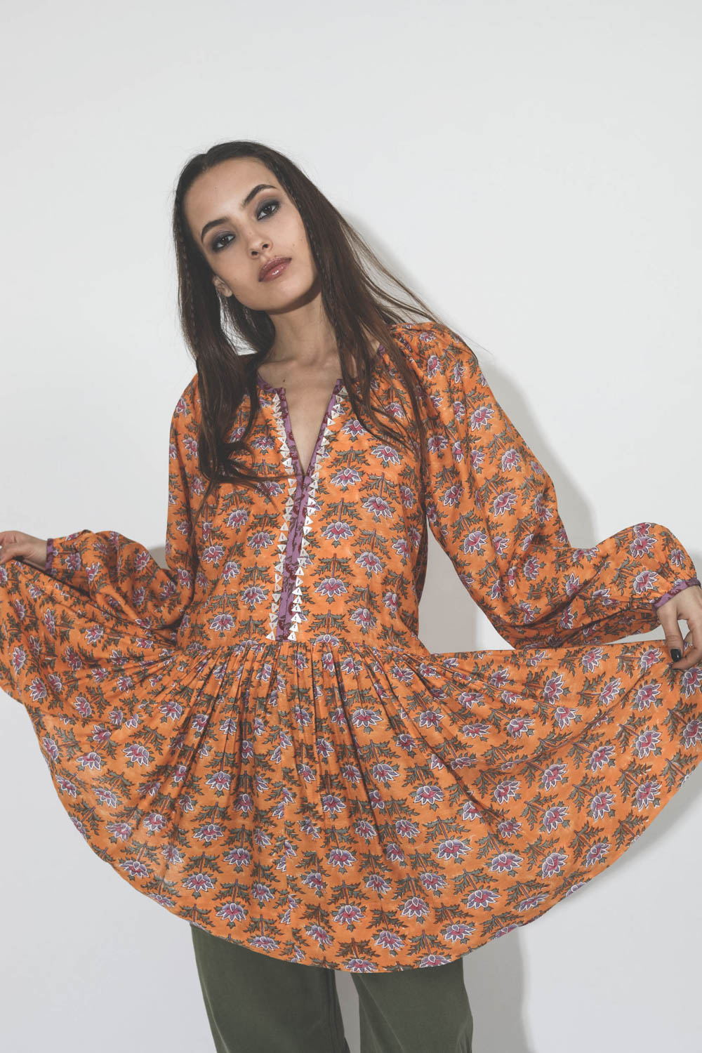 Robe courte manches longues en coton imprimé fleurs orange Sula Alix of Bohemain. Détail. 