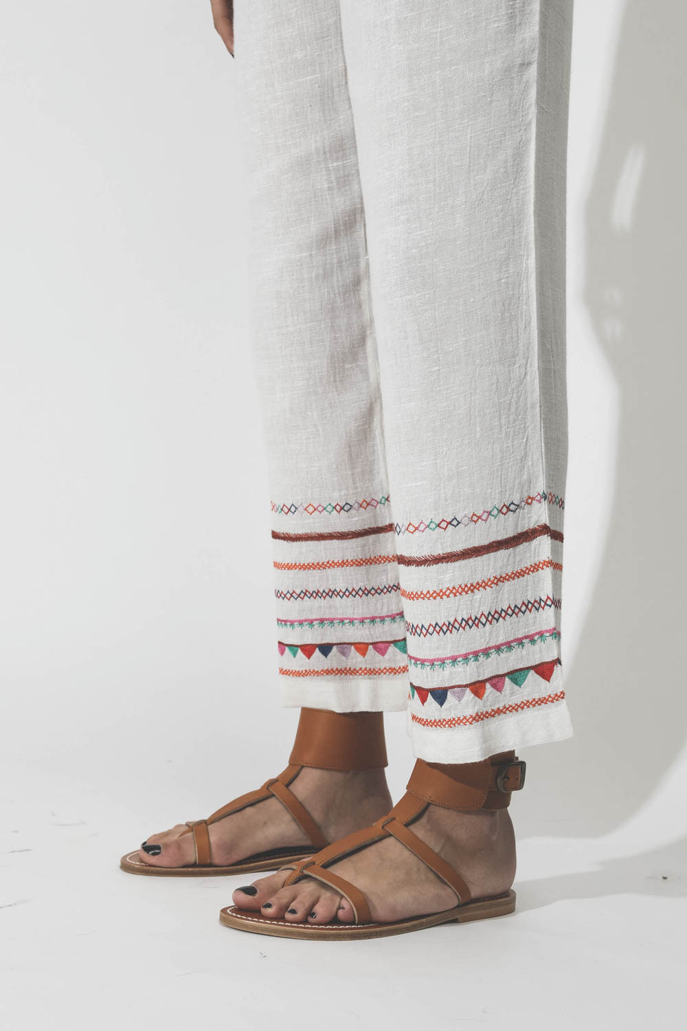 Pantalon en coton blanc bas de jambe brodé Alix of Bohemian. Détail bas de jambes.