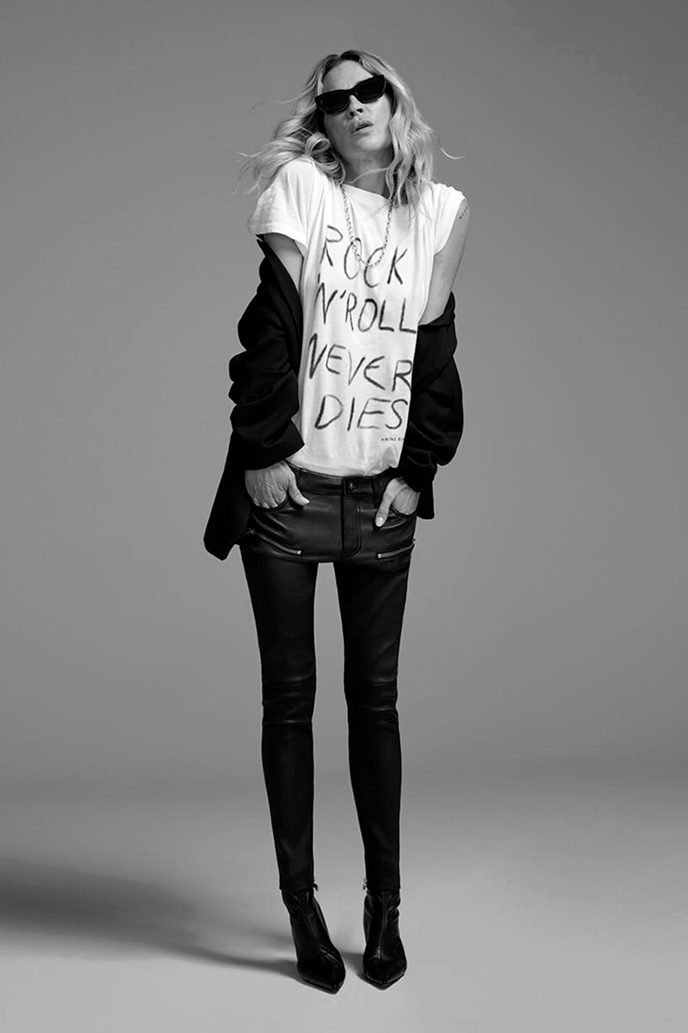 Tee-shirt manches courtes en coton blanc imprimé "Rock'n'Roll Never Dies" écriture noire Walker Rock'n'Roll Anine Bing. Muse Erin Wasson.