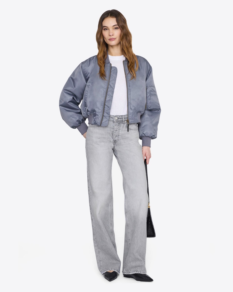 Blouson Bomber L&eacute;on court Anine Bing gris fonc&eacute;, port&eacute; de face avec un jean taille haute.