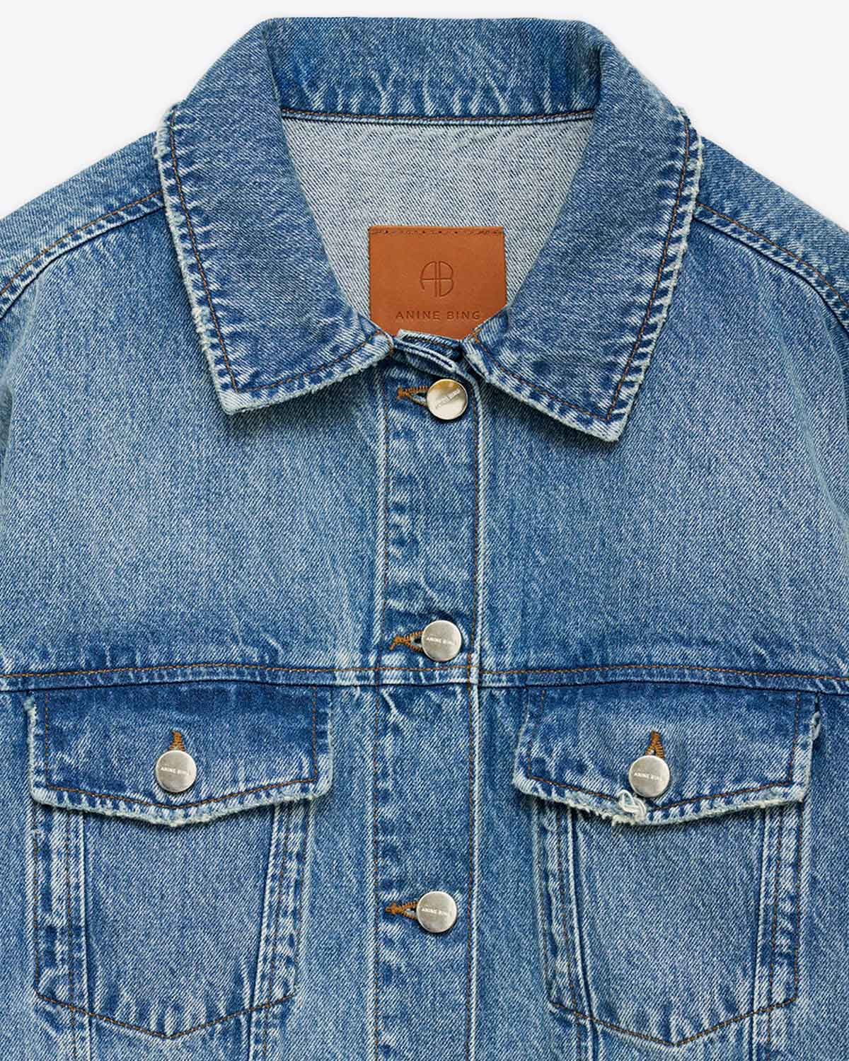 Veste en jean Rory Anine Bing en denim bleu vintage. Gros plan sur les détails. 