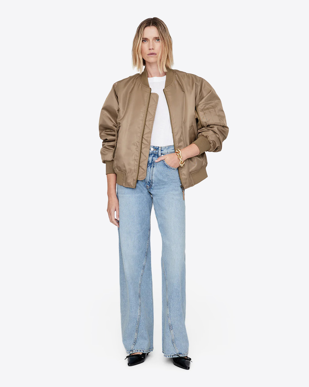 Blouson en nylon beige doré Sépia Léon Anine Bing. Porté avec un jean large bleu ciel. 