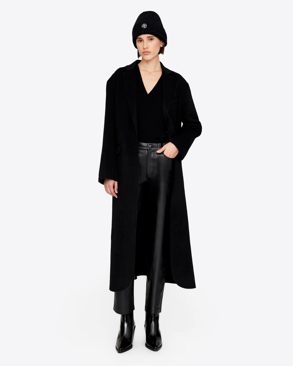 Bonnet Elia Anine Bing en alpaga et laine mélangé noir. Porté de face.