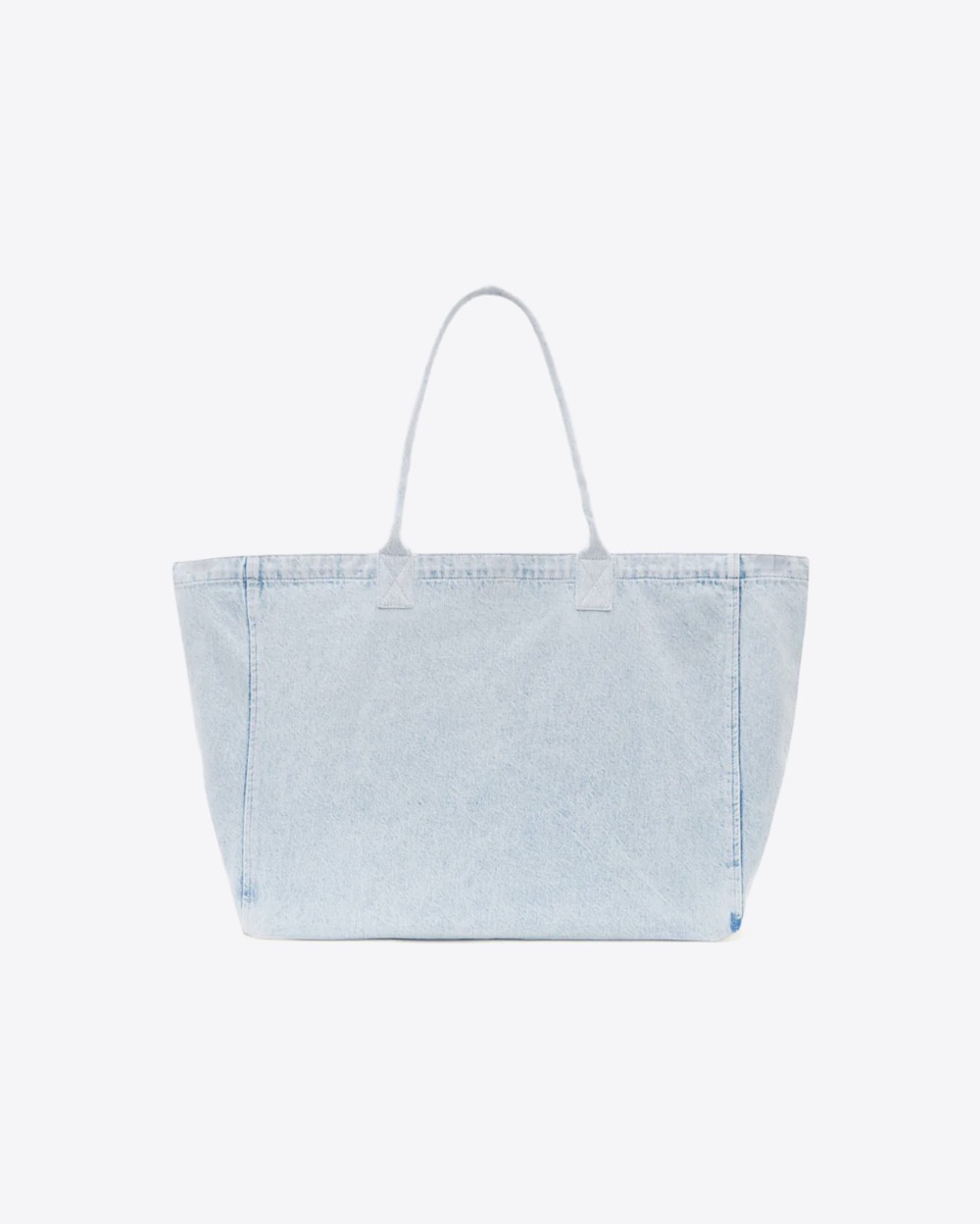 Cabas Leo Anine Bing en toile denim bleu clair et logo &laquo; ANINE BING &raquo; sur le devant. Vue de dos.