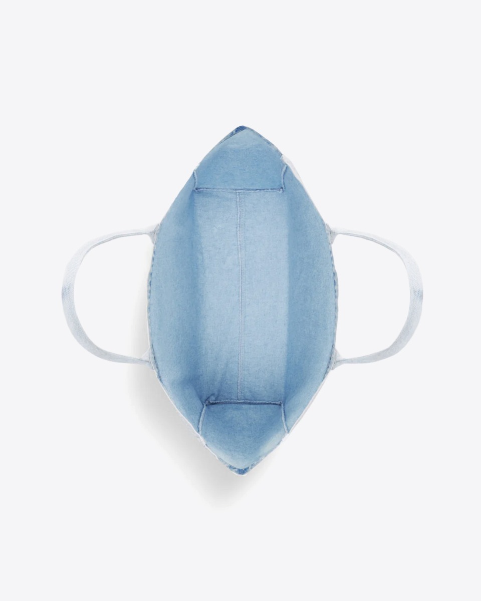 Cabas Leo Anine Bing en toile denim bleu clair et logo &laquo; ANINE BING &raquo; sur le devant. D&eacute;tail de l'int&eacute;rieur.