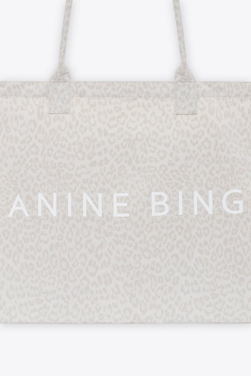 Cabas Leo Anine Bing en toile de coton imprim&eacute; l&eacute;opard cr&egrave;me, logo &laquo; ANINE BING &raquo; devant. D&eacute;tail du Logo.