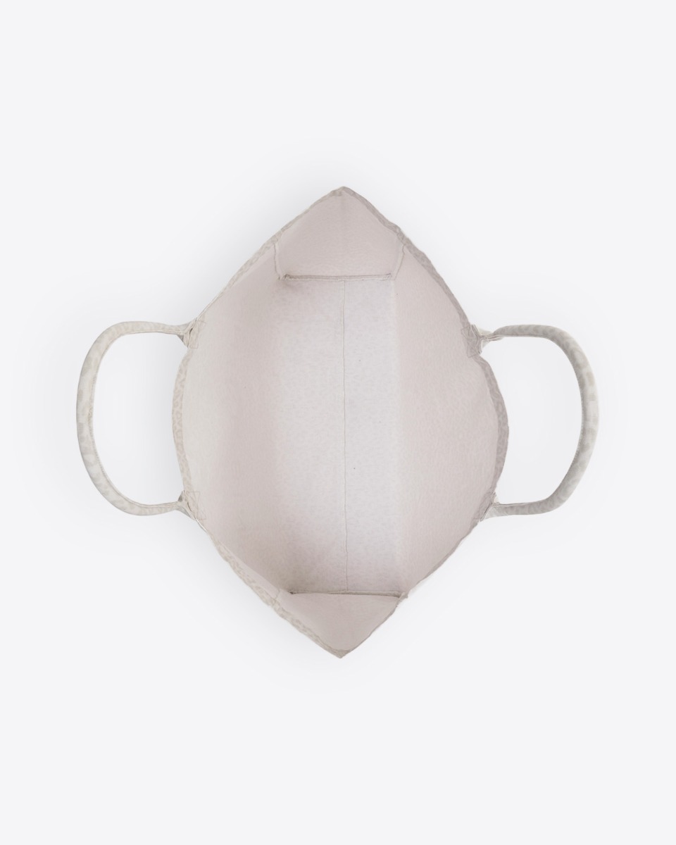 Cabas Leo Anine Bing en toile de coton imprim&eacute; l&eacute;opard cr&egrave;me, logo &laquo; ANINE BING &raquo; devant. D&eacute;tail de l'int&eacute;rieur du sac.