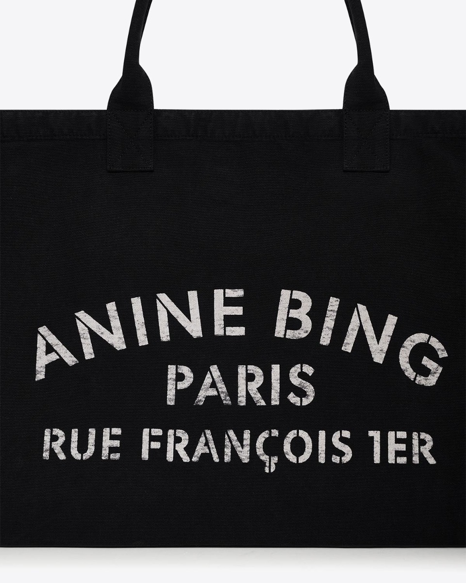 Cabas Leo Anine Bing en toile de coton noir logo blanc " ANINE BING PARIS RUE FRANCOIS 1ER ", détail de la sérigraphie.