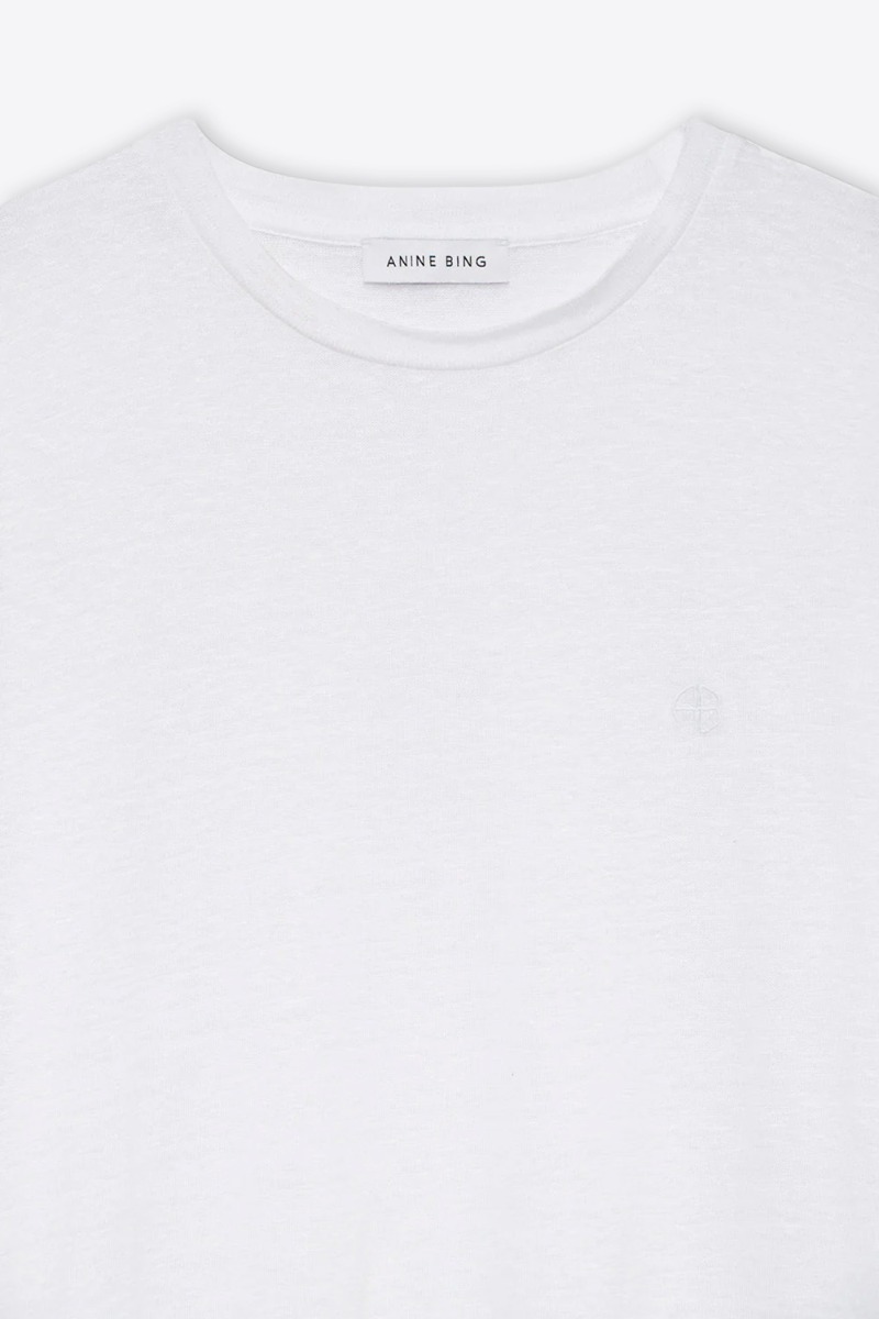 Tee-shirt Cade Anine Bing en lin blanc, vu de face. D&eacute;tail du mini-logo brod&eacute; blanc ton sur ton sur la poitrine.
