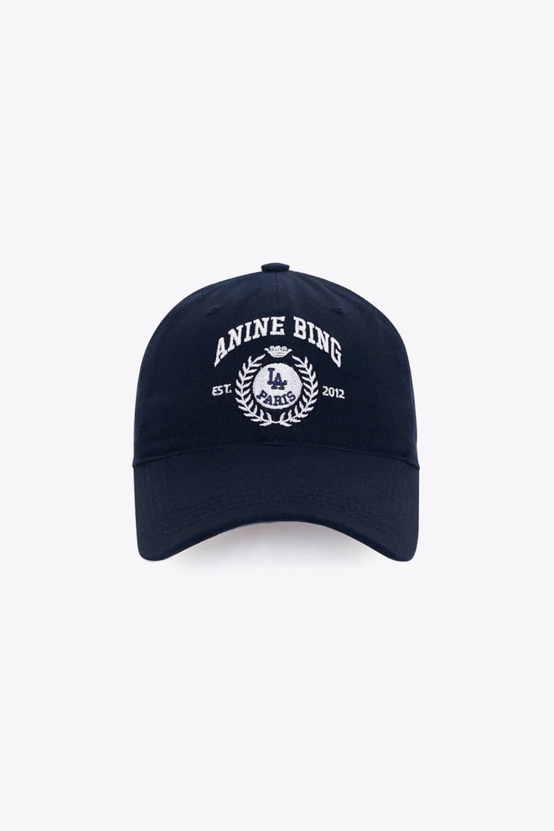 Casquette de baseball Jeremy Collegiate Anine Bing en toile marine logo coll&egrave;ge brod&eacute; blanc, vue de face.