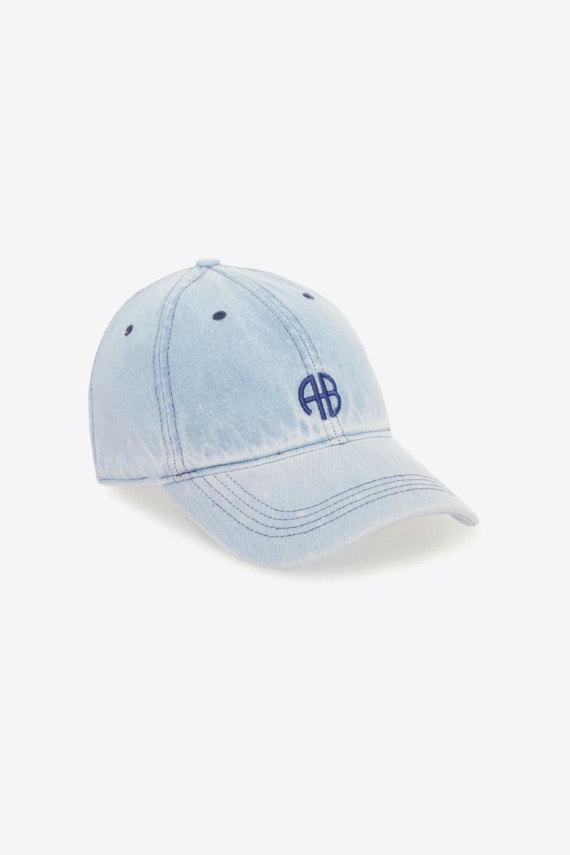 Casquette Jeremy Baseball Anine Bing en jean bleu clair logo brod&eacute; &laquo; AB &raquo; bleu. Vue de profil.
