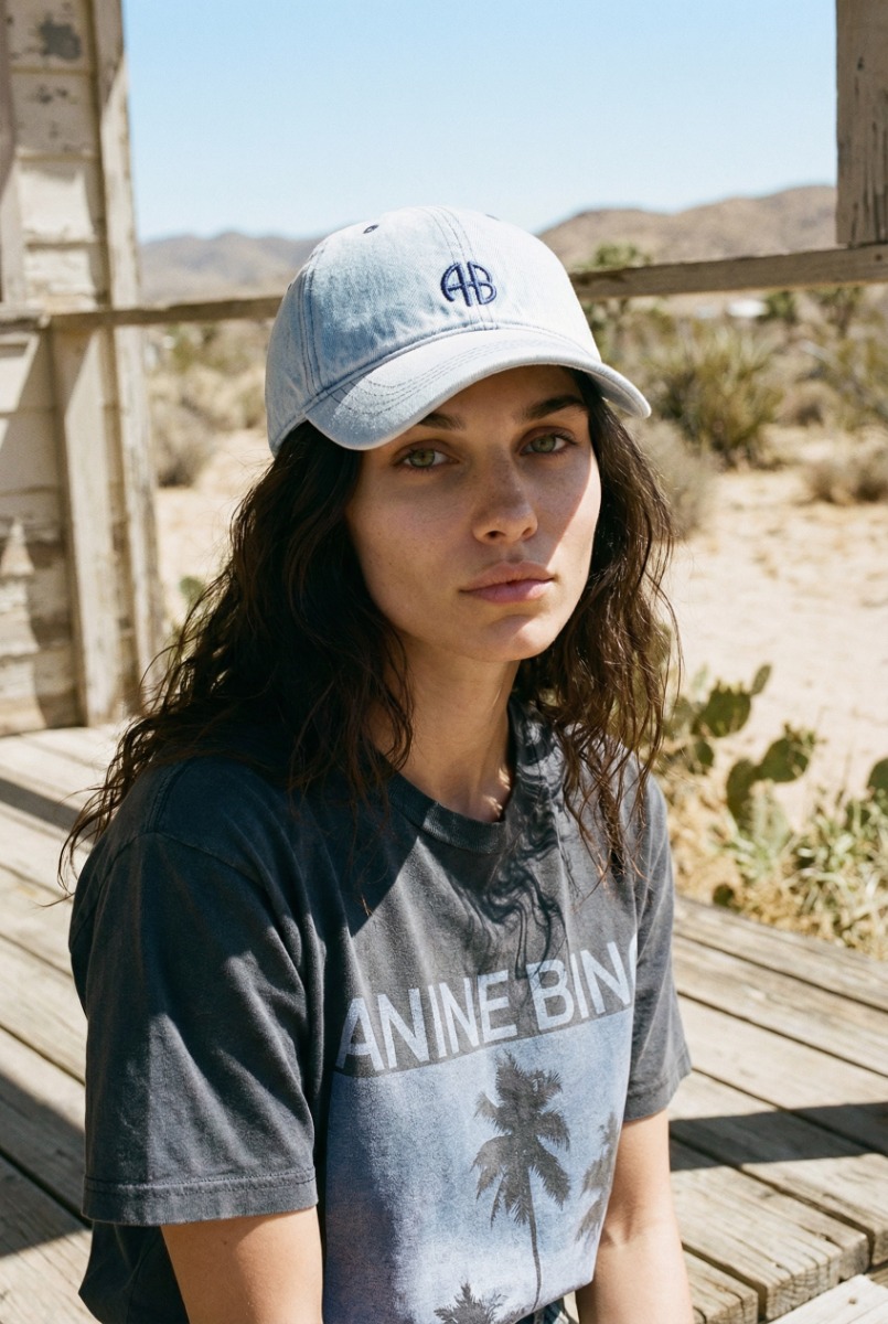 Casquette Jeremy Baseball Anine Bing en jean bleu clair logo brod&eacute; &laquo; AB &raquo; bleu, port&eacute;e de face.