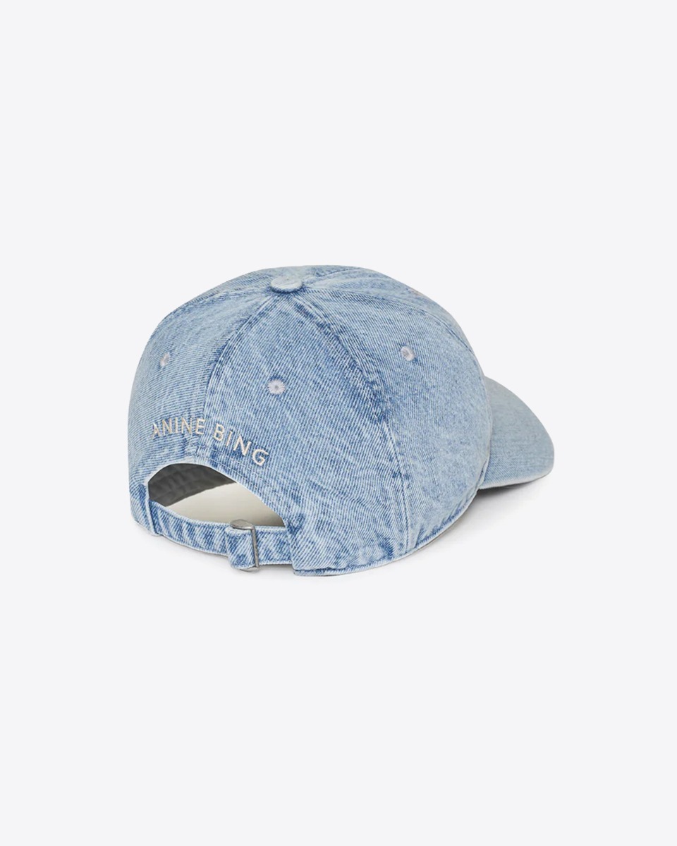 Casquette Jeremy Anine Bing en denim bleu ciel logo brod&eacute; blanc AB. Vue de dos. D&eacute;tail de la patte de serrage et broderie blanche Anine Bing.