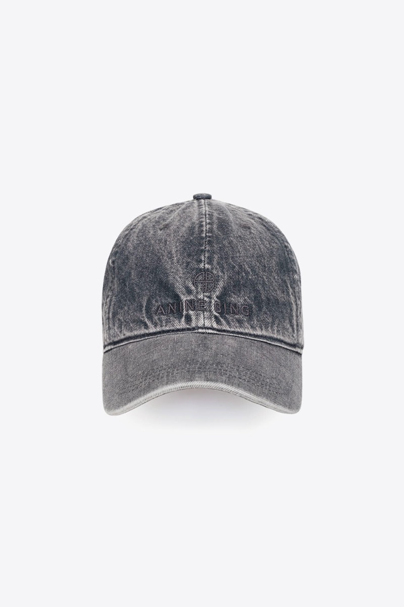 Casquette Jeremy Baseball Anine Bing en denim gris d&eacute;lav&eacute;. Vue de face. D&eacute;tail du logo brod&eacute; &laquo; AB Anine Bing &raquo; ton sur ton.