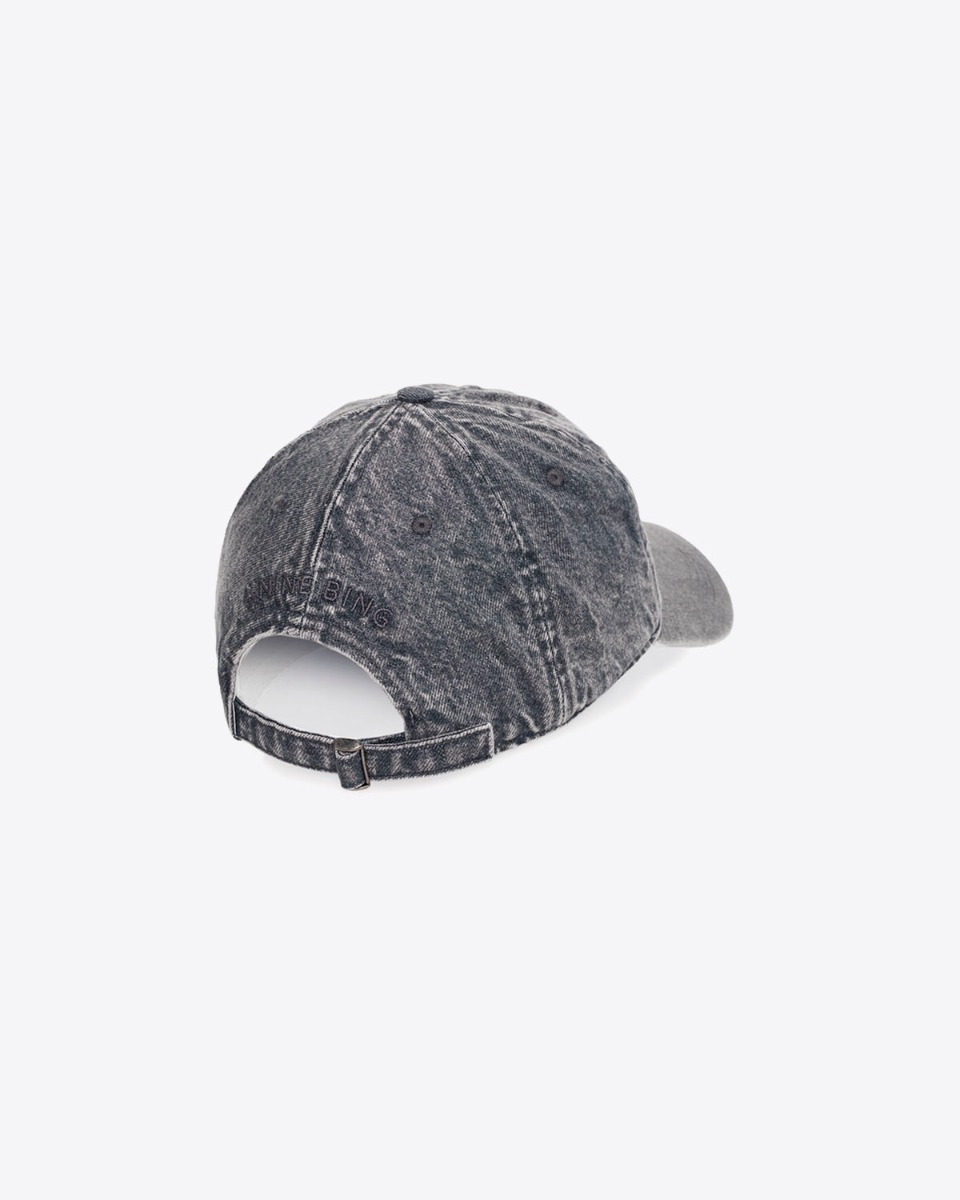 Casquette Jeremy Baseball Anine Bing en denim gris d&eacute;lav&eacute;. Vue de dos. D&eacute;tails du logo brod&eacute; ton sur ton &laquo; Anine Bing &raquo; au dos et patte de serrage r&eacute;glable.